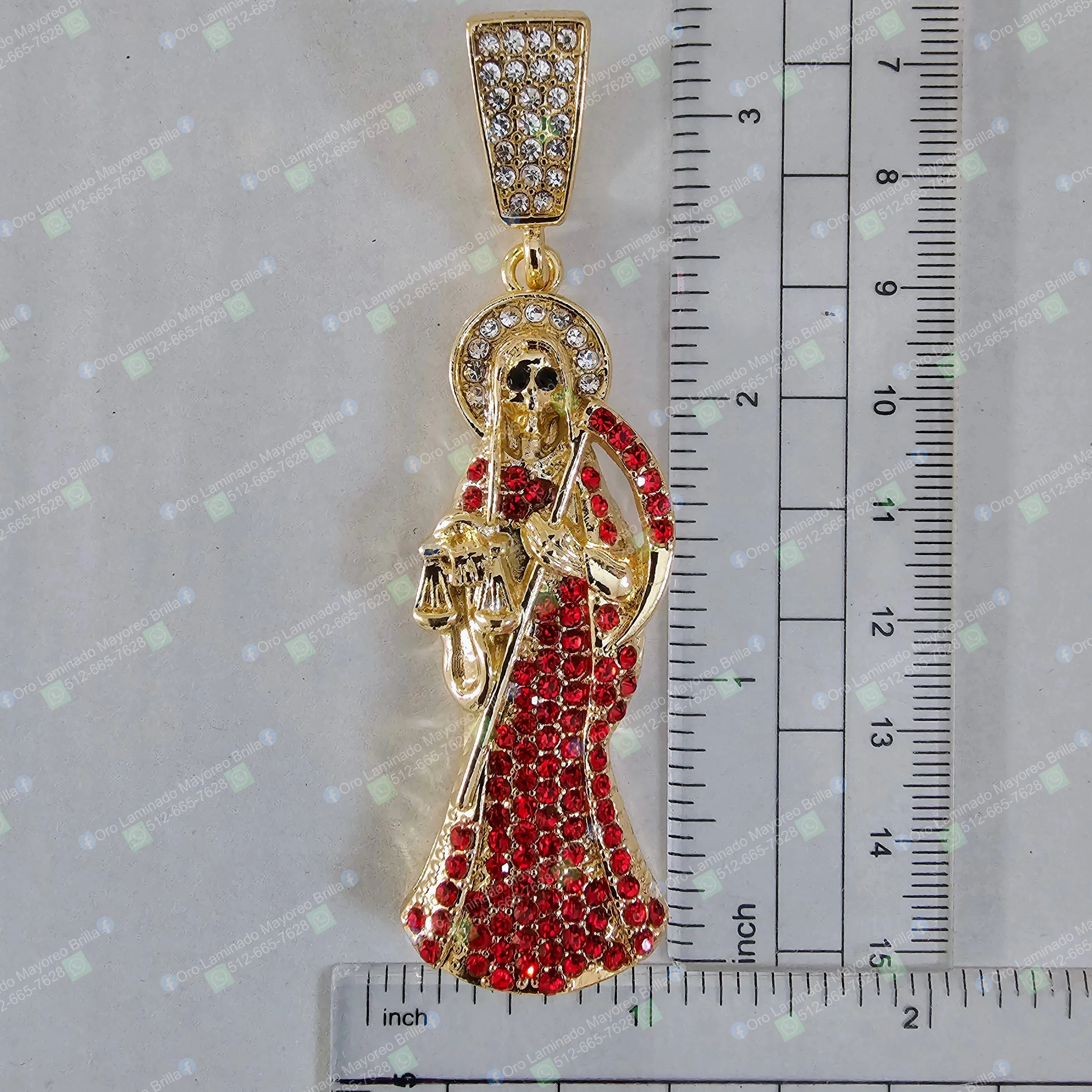 Dije Santa Muerte color oro con piedras decorativas rojas visibles en vestido y halo | Gold color Santa Muerte pendant with visible red decorative stones on dress and halo