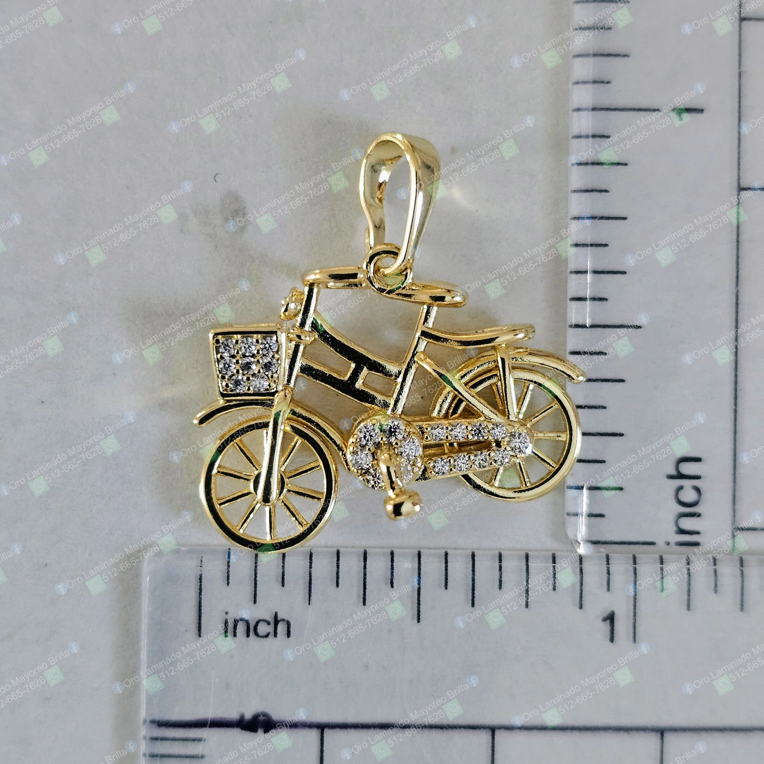 Dije bicicleta color oro con piedras decorativas visibles | Gold color bicycle pendant with visible decorative stones