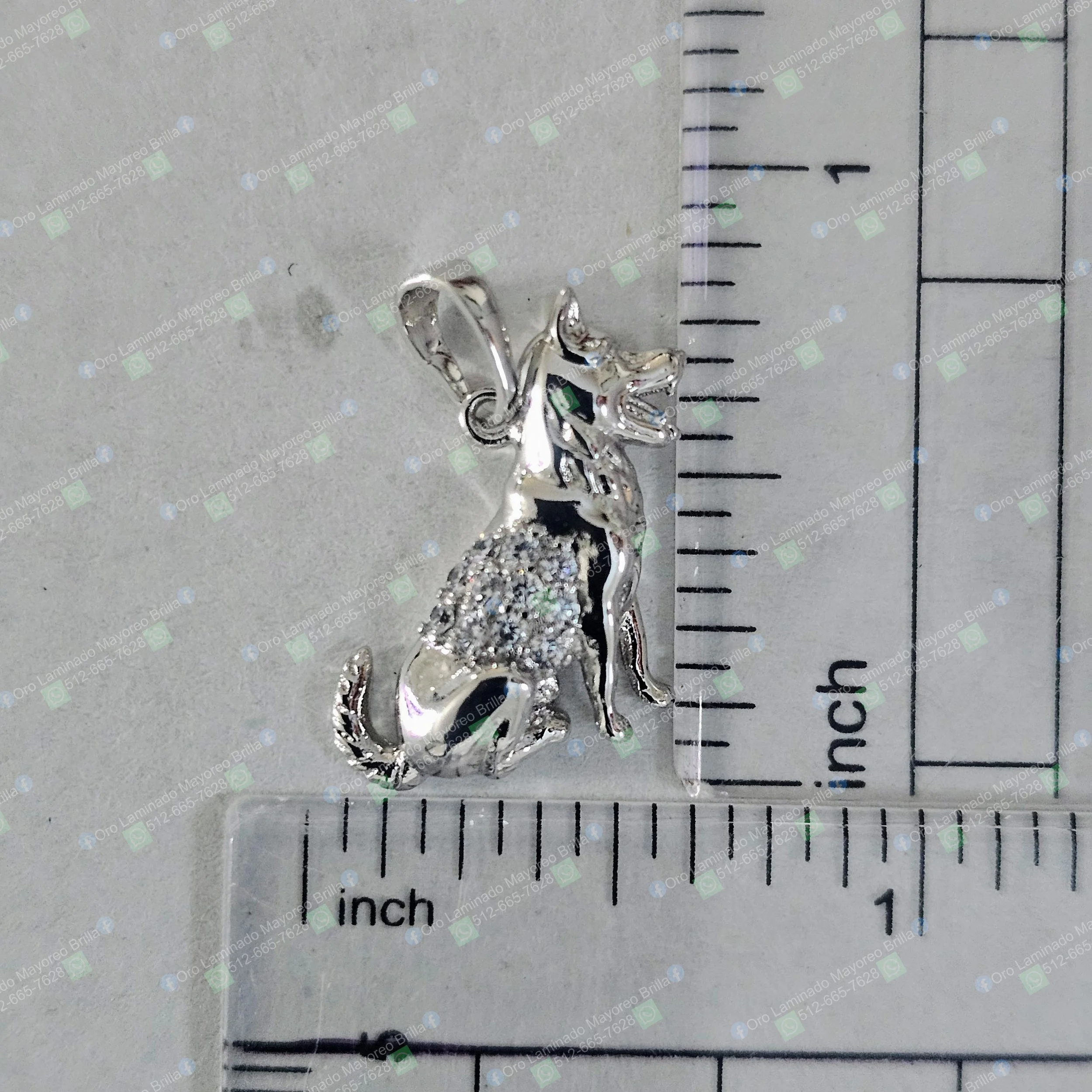 Dije perro sentado en color plata con piedras decorativas visibles | Silver color sitting dog pendant with visible decorative stones