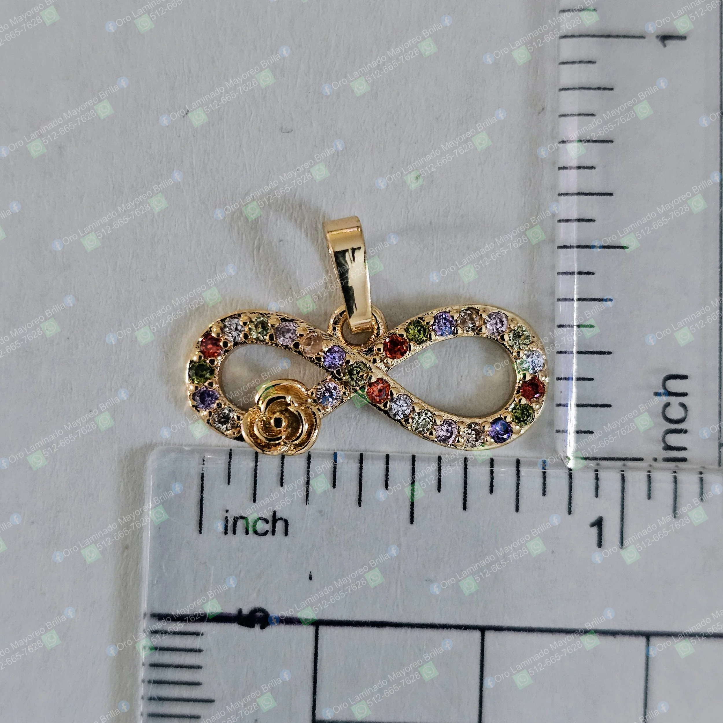 Dije infinito con rosa pequeña color oro con piedras decorativas visibles de colores variados | Gold color infinity pendant with small rose and visible multicolored decorative stones