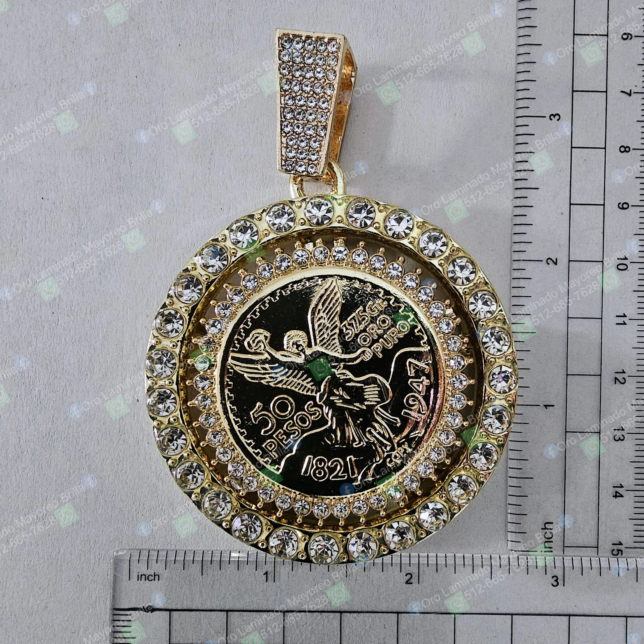 Dije color oro con figura de ángel redonda y piedras decorativas visibles | Gold color round angel figure pendant with visible decorative stones