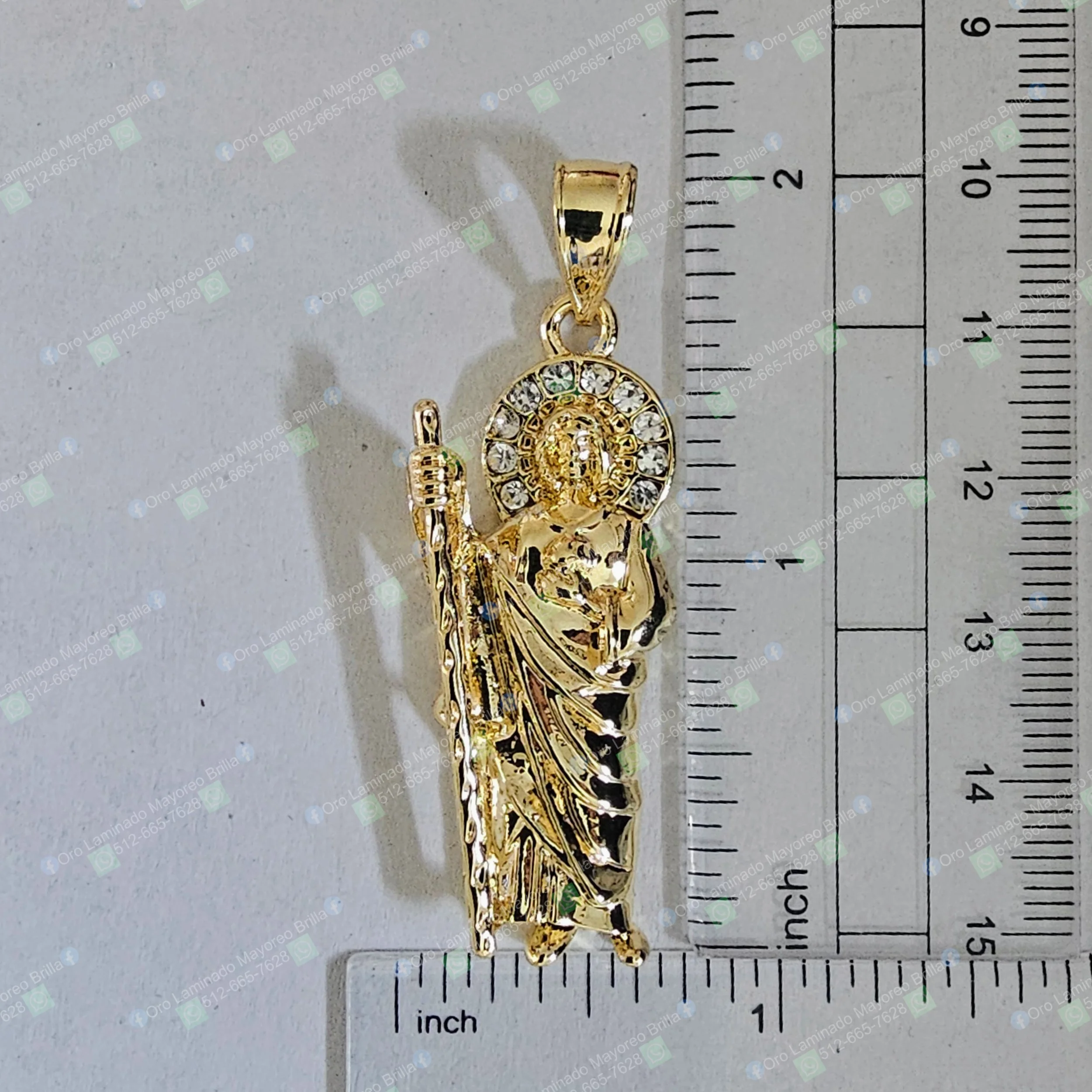 Dije religioso de santo color oro con piedras decorativas visibles en el halo | Gold color religious saint pendant with visible decorative stones on the halo