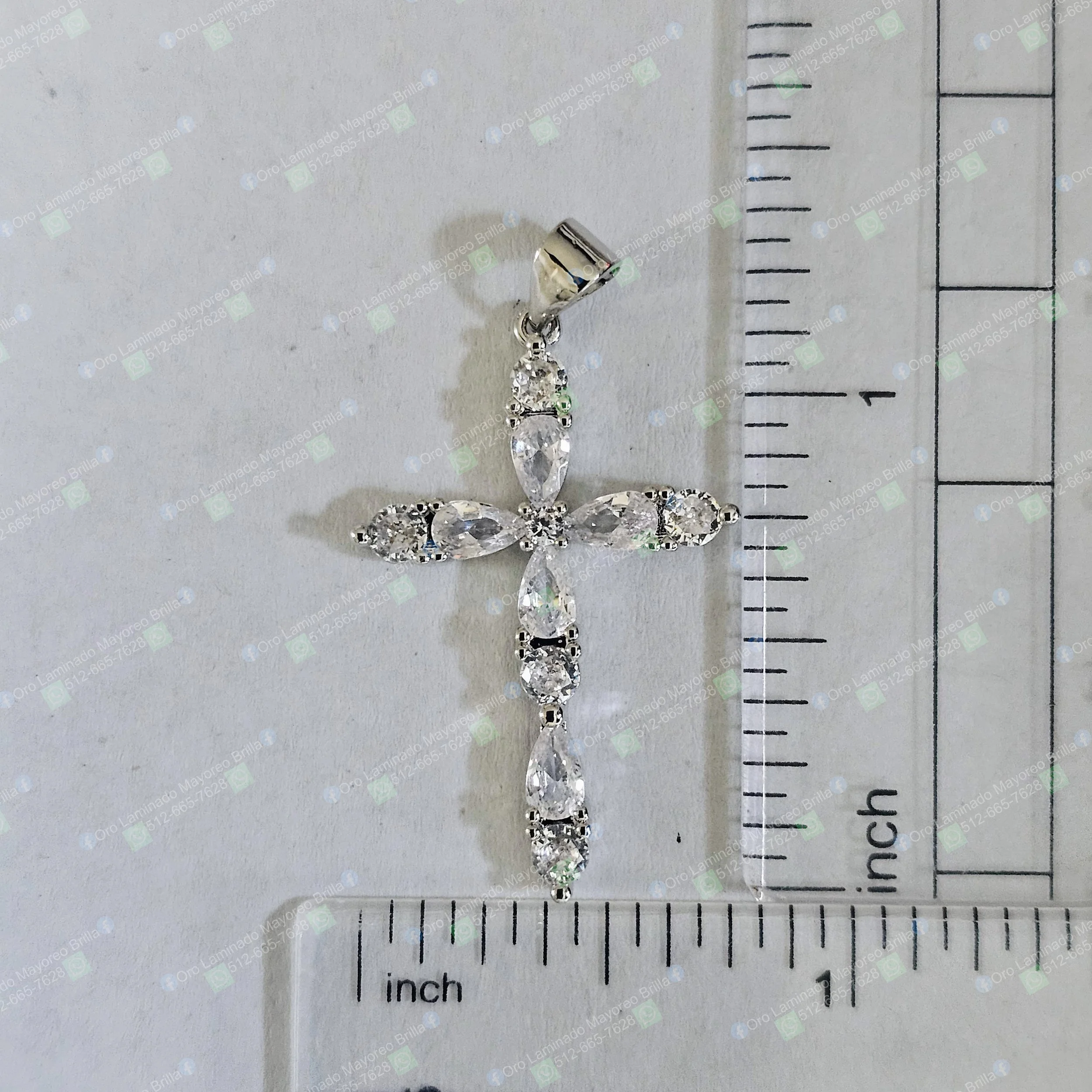 Dije cruz color plata con piedras decorativas visibles y tamaño en pulgadas | Silver color cross pendant with visible decorative stones and size in inches
