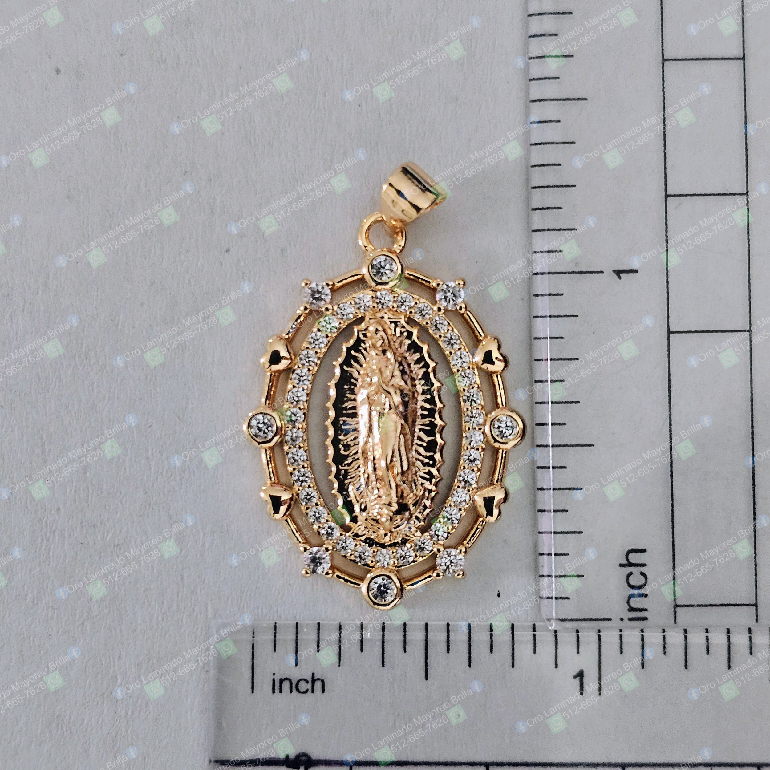 Dije de Virgen ovalado color oro con piedras decorativas visibles | Oval-shaped gold color Virgin pendant with visible decorative stones