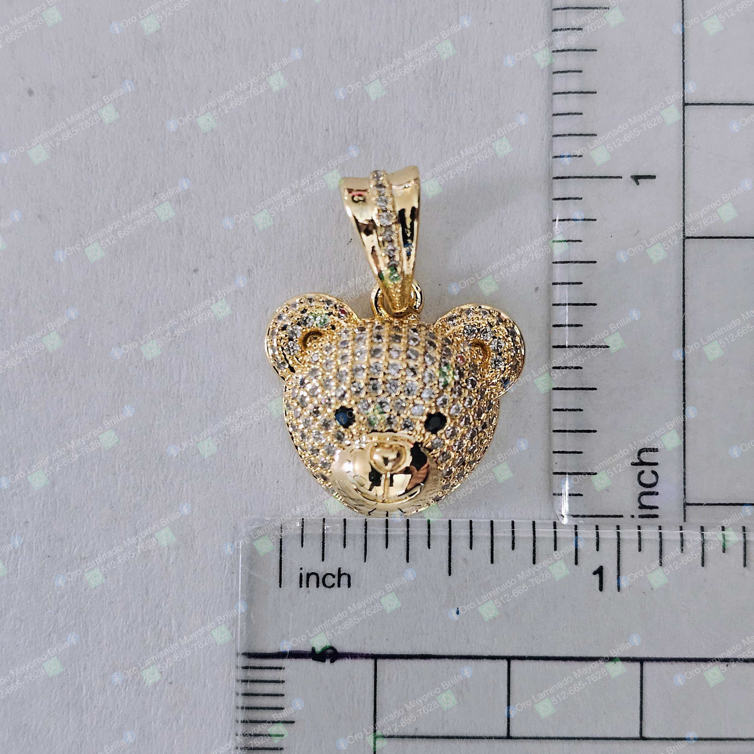 Dije de oso color oro con piedras decorativas visibles y diseño redondo | Gold color bear pendant with visible decorative stones and round design