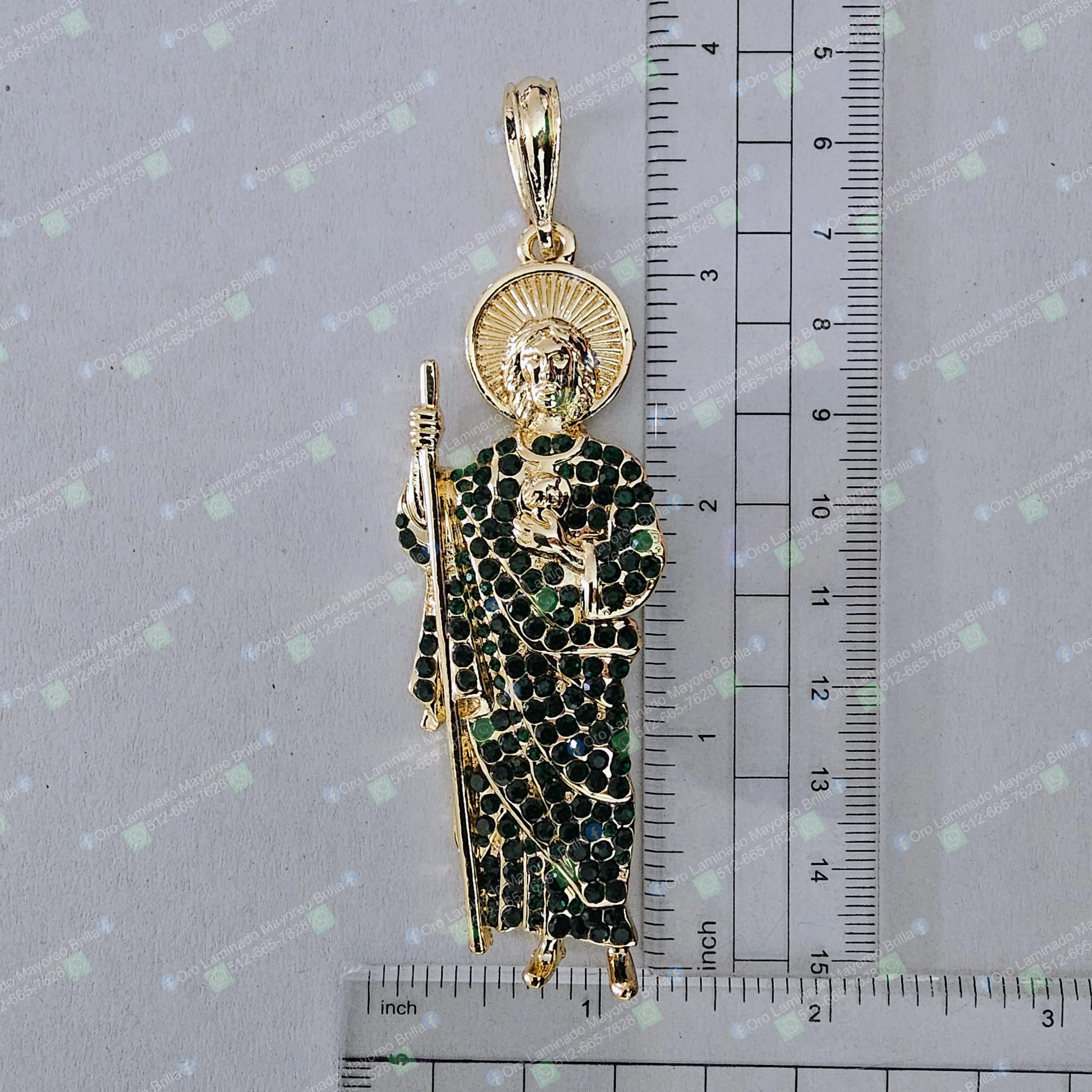 Dije San Judas Tadeo grande color oro con piedras verdes para joyería mayoreo | Large Saint Jude pendant gold color with green stones