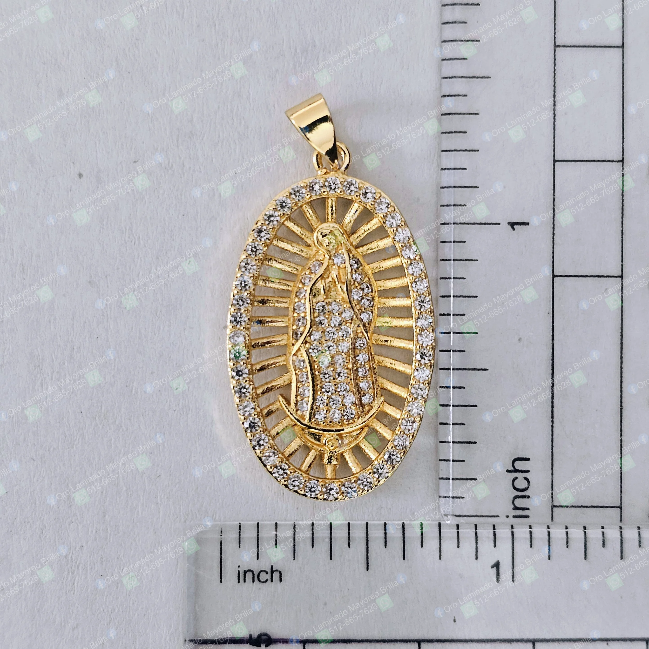 Dije Virgen ovalado color oro con piedras decorativas visibles | Oval gold color Virgin Mary pendant with visible decorative stones