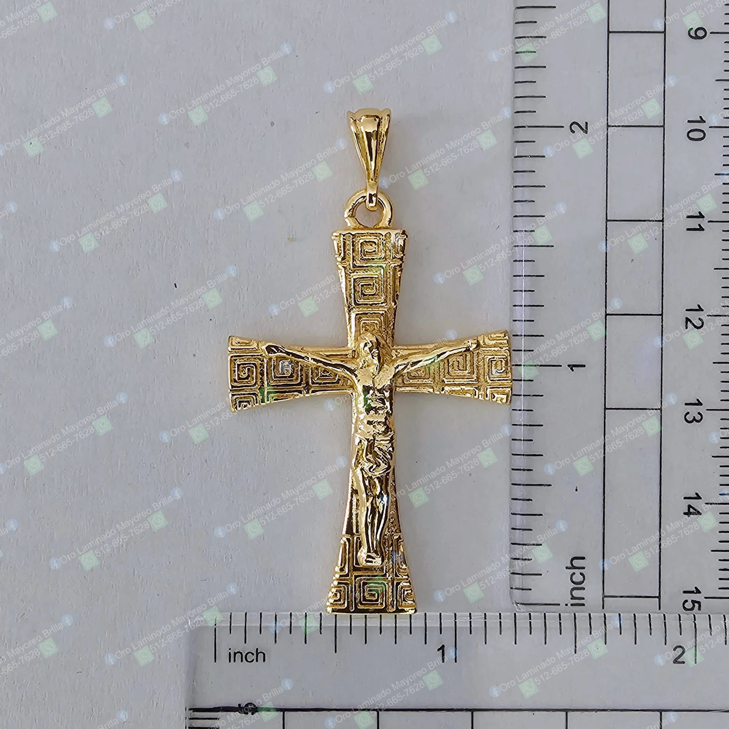 Dije de cruz con Cristo y diseño geométrico grabado color oro | Gold color cross pendant with Christ and engraved geometric design