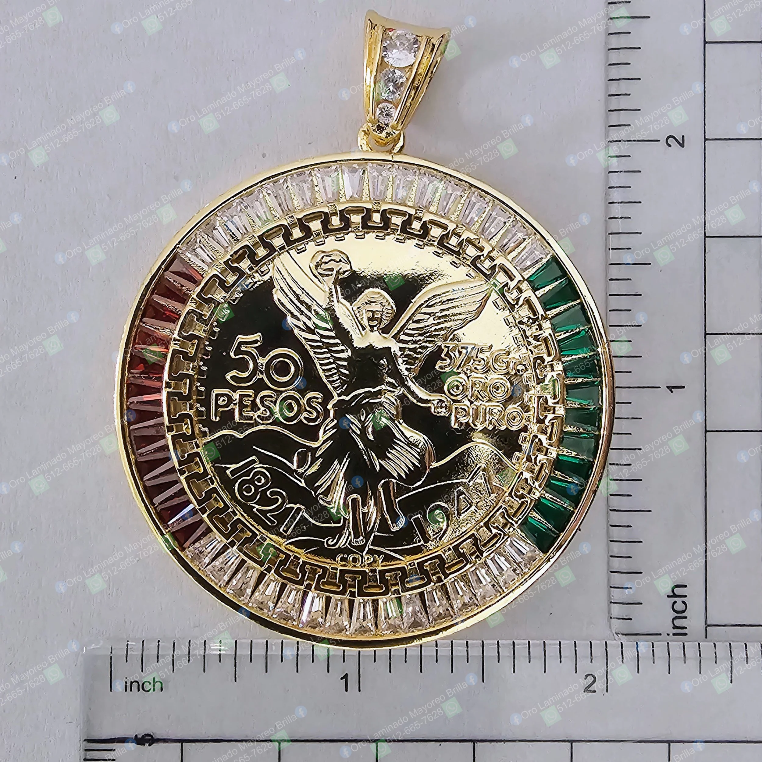 Dije moneda color oro con diseño de águila y piedras decorativas visibles | Gold color eagle coin pendant with visible decorative stones