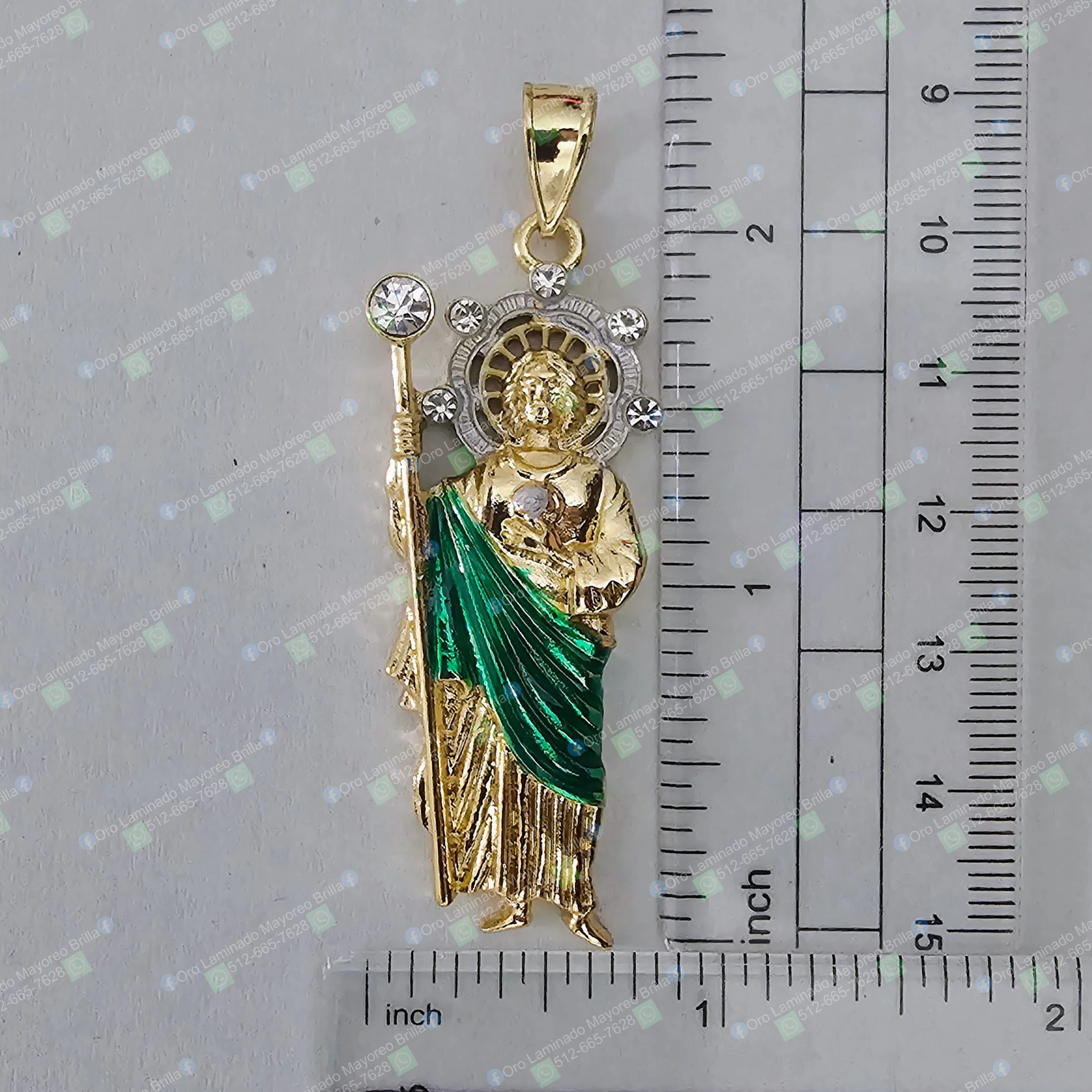Dije religioso santo con bastón color oro y piedras decorativas visibles | Gold color saint pendant with staff and visible decorative stones