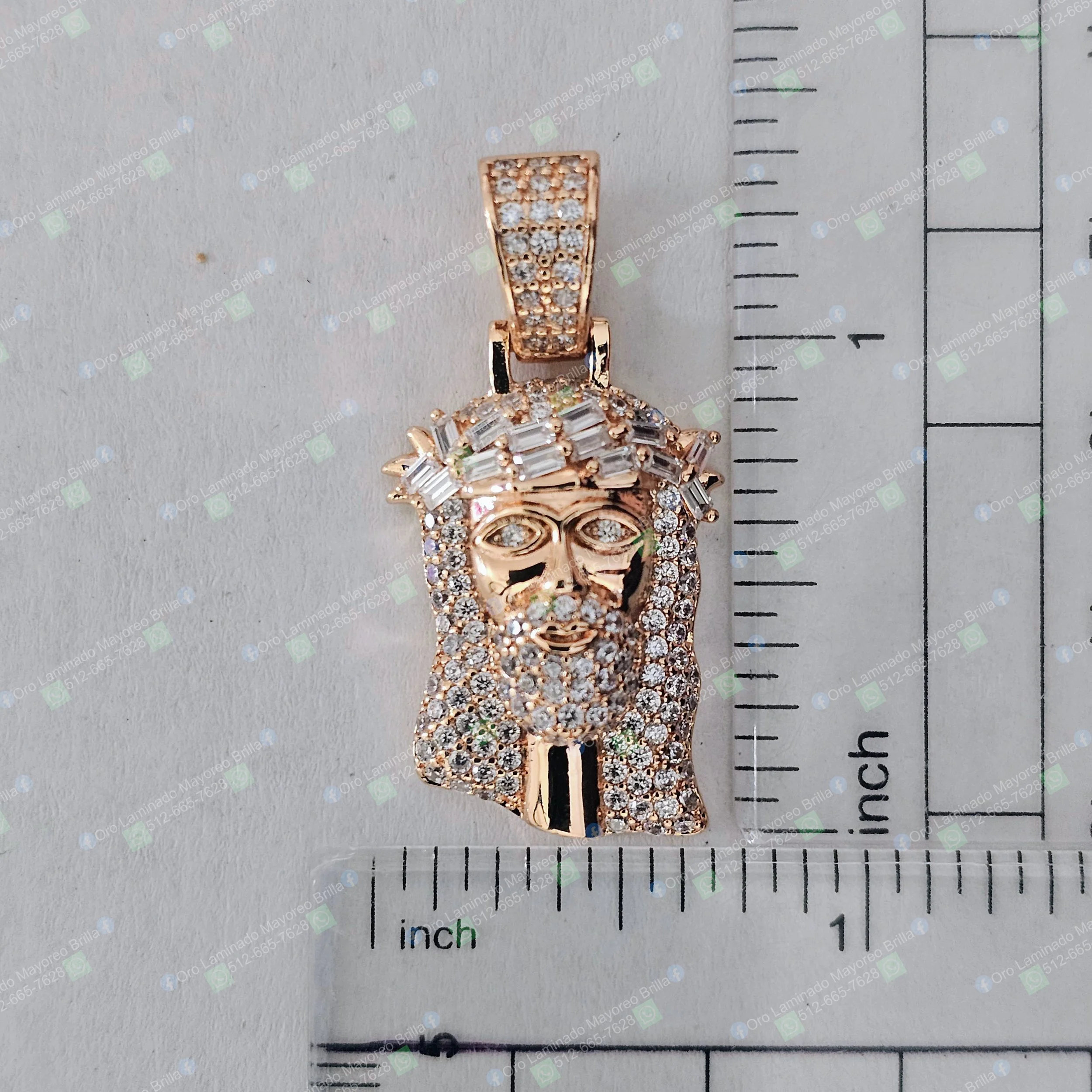 Dije de Jesús con corona de espinas color oro decorado con piedras decorativas visibles | Gold color Jesus pendant with crown of thorns decorated with visible decorative stones