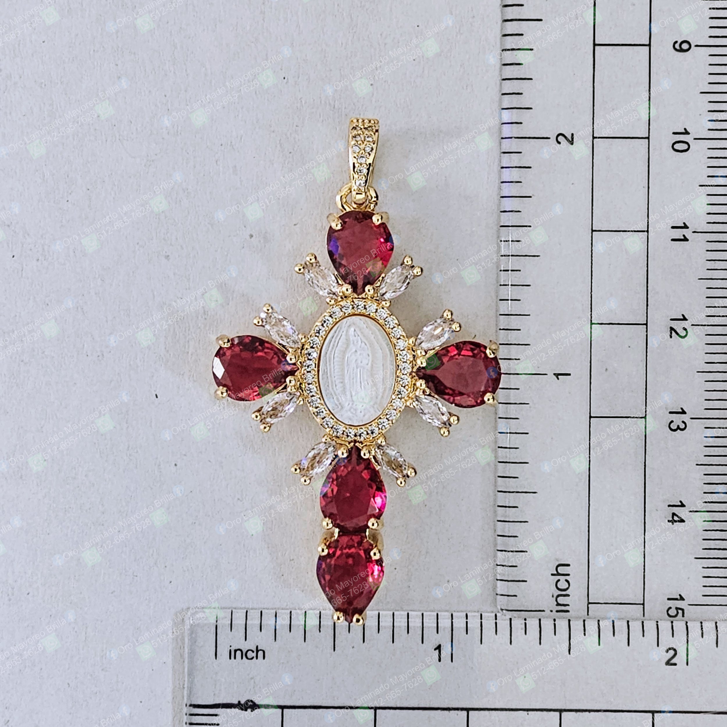 Dije de cruz con Virgen tallada color oro con piedras decorativas rojas visibles | Gold color cross pendant with carved Virgin and visible red decorative stones