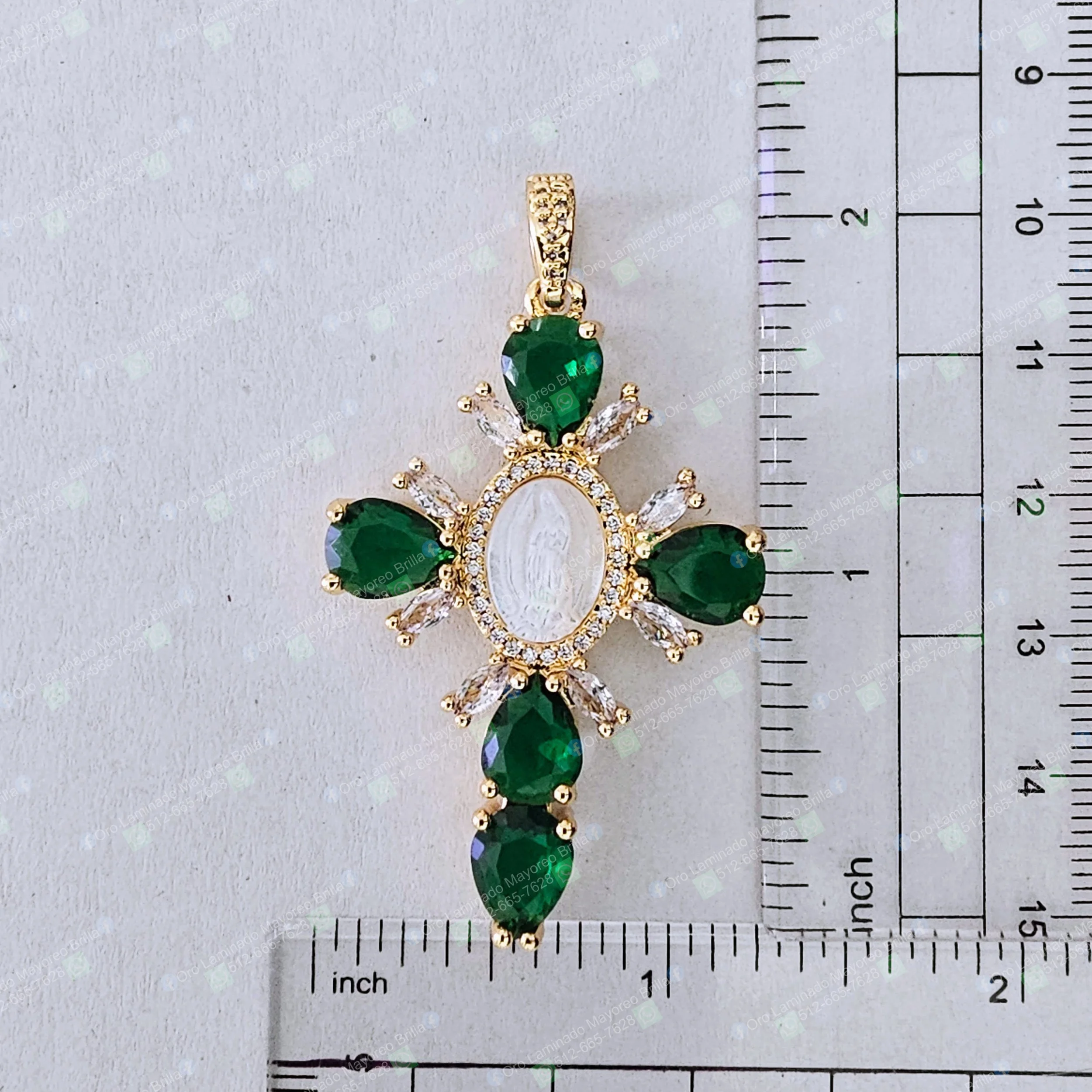 Dije cruz color oro con Virgen central grabada y piedras verdes decorativas | Gold color cross pendant with central engraved Virgin and green decorative stones