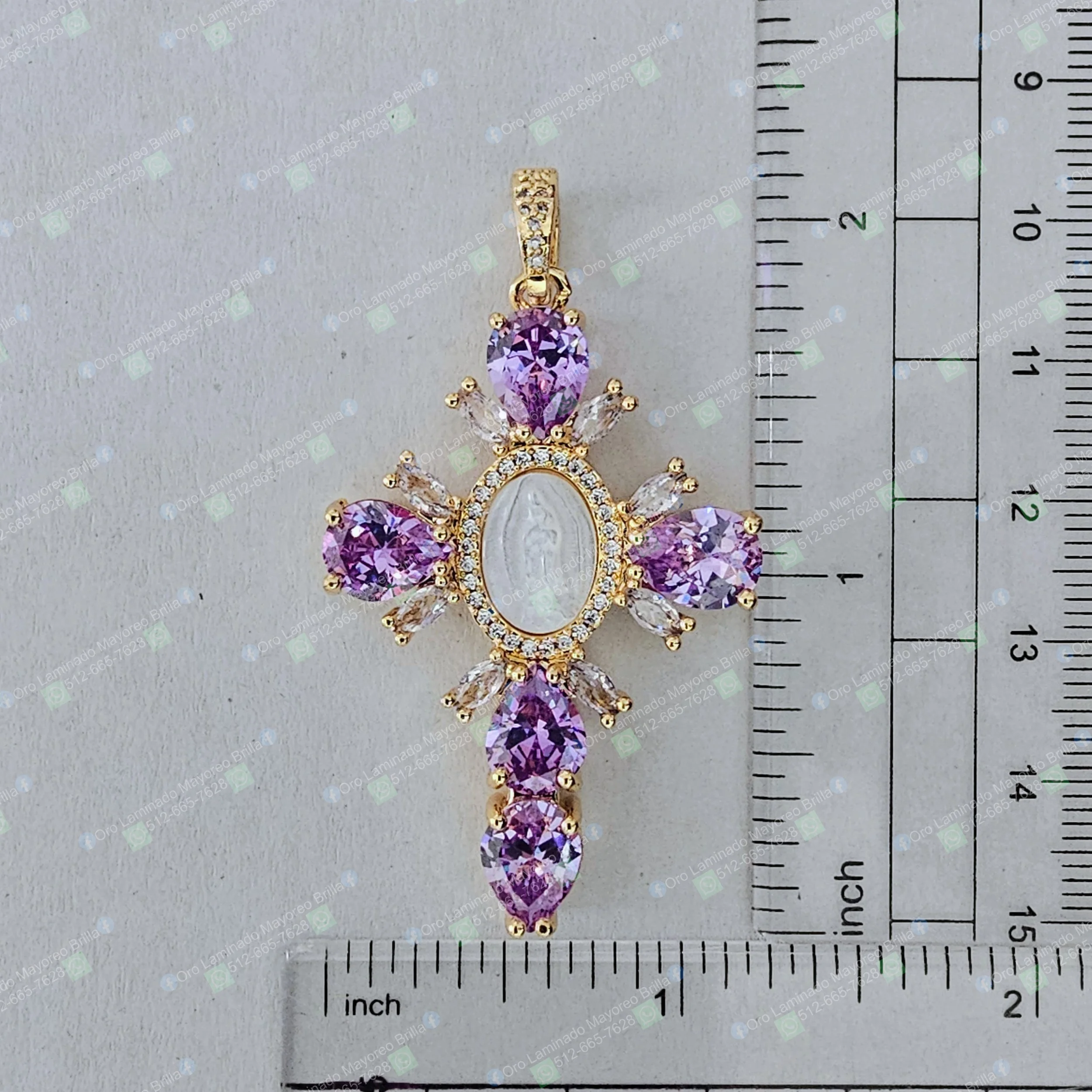 Dije cruz color oro con figura de la Virgen y piedras moradas visibles | Gold color cross pendant with Virgin figure and visible purple stones