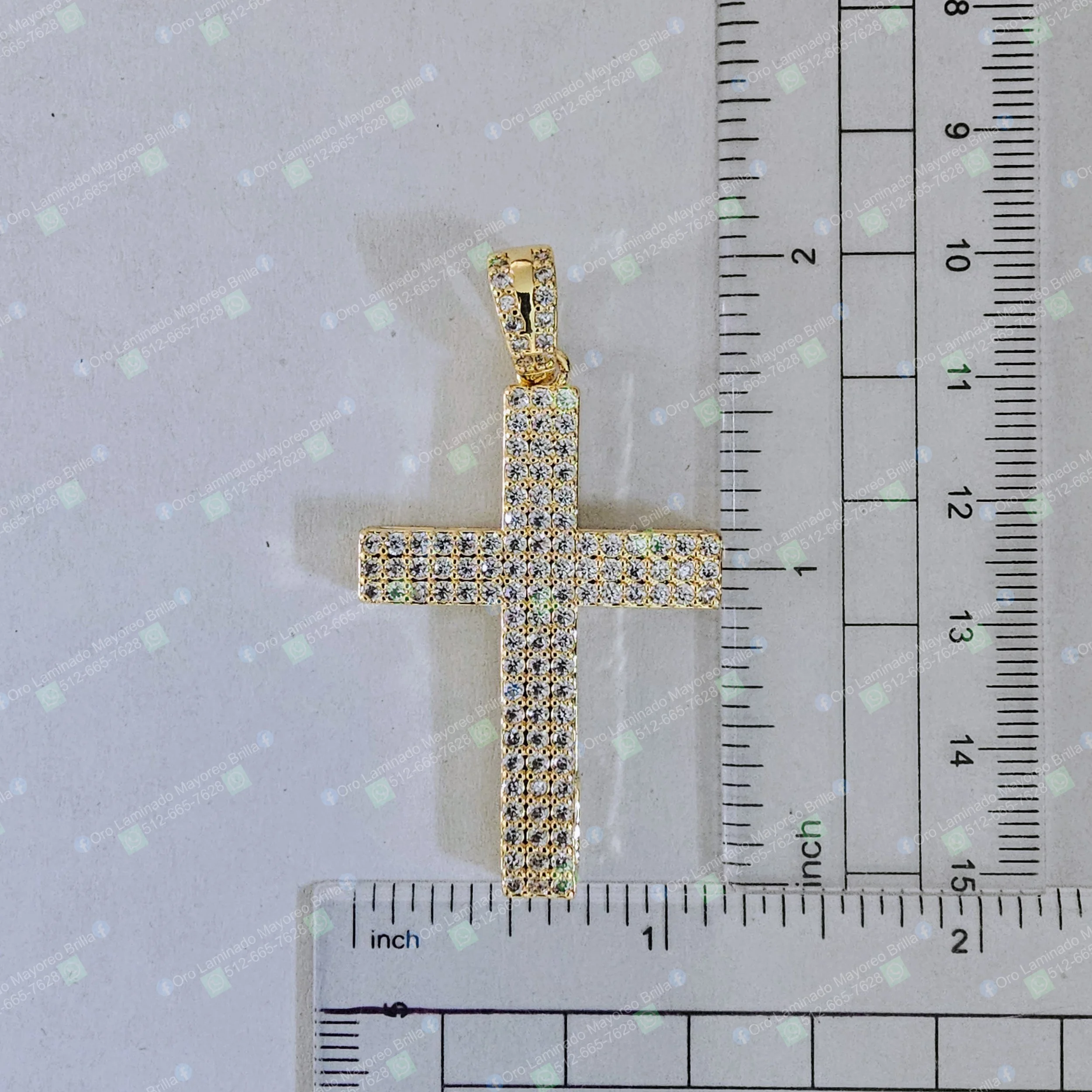 Dije cruz color oro con piedras decorativas visibles en diseño religioso | Gold color cross pendant with visible decorative stones in religious design