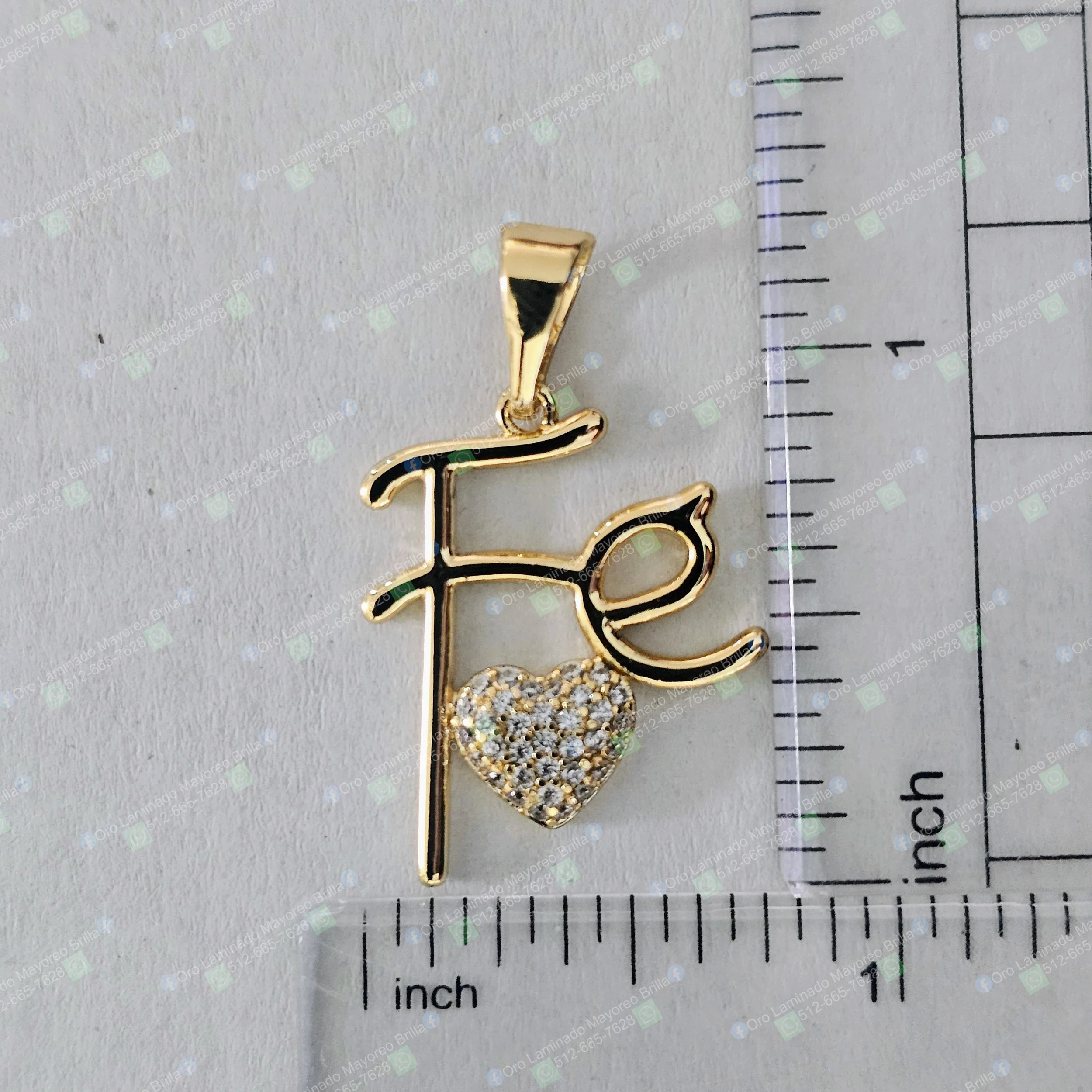 Dije palabra "Fe" color oro con corazon y piedras decorativas visibles | Gold color "Faith" word pendant with heart and visible decorative stones