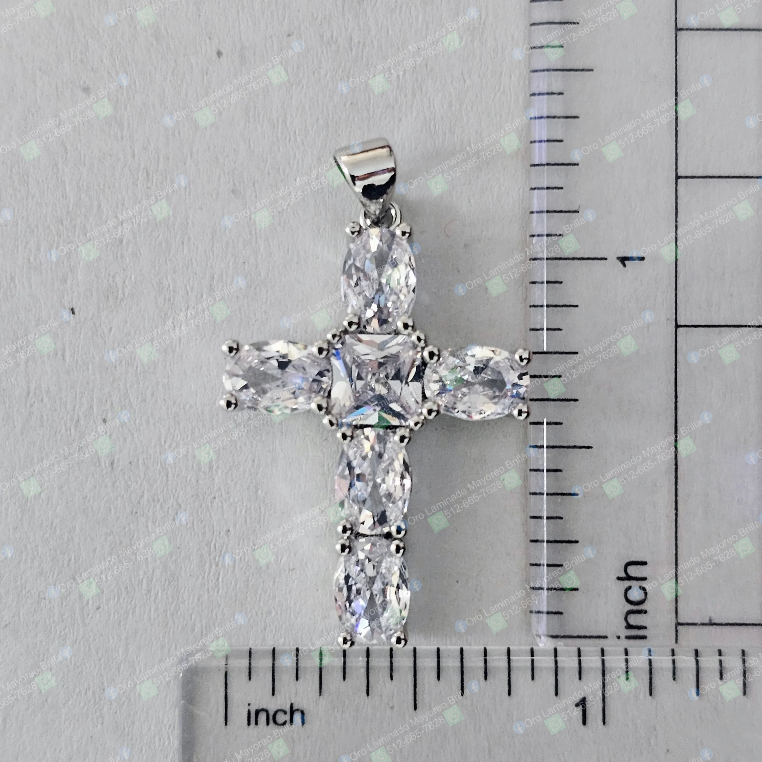 Dije cruz color plata con piedras decorativas visibles y diseño religioso | Silver color cross pendant with visible decorative stones and religious design