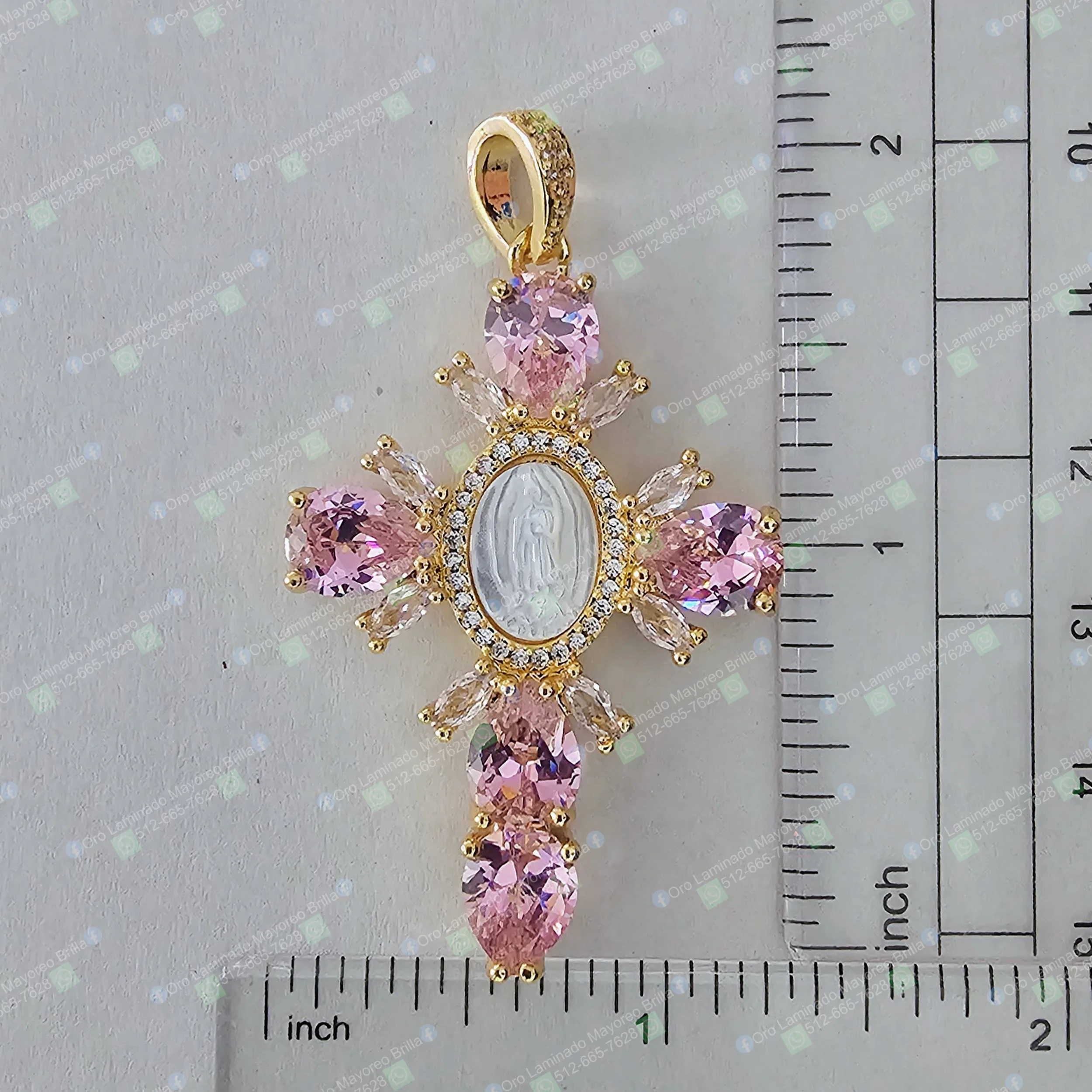 Dije cruz con Virgen y piedras decorativas rosas y transparentes color oro | Gold color cross pendant with Virgin and pink and clear decorative stones