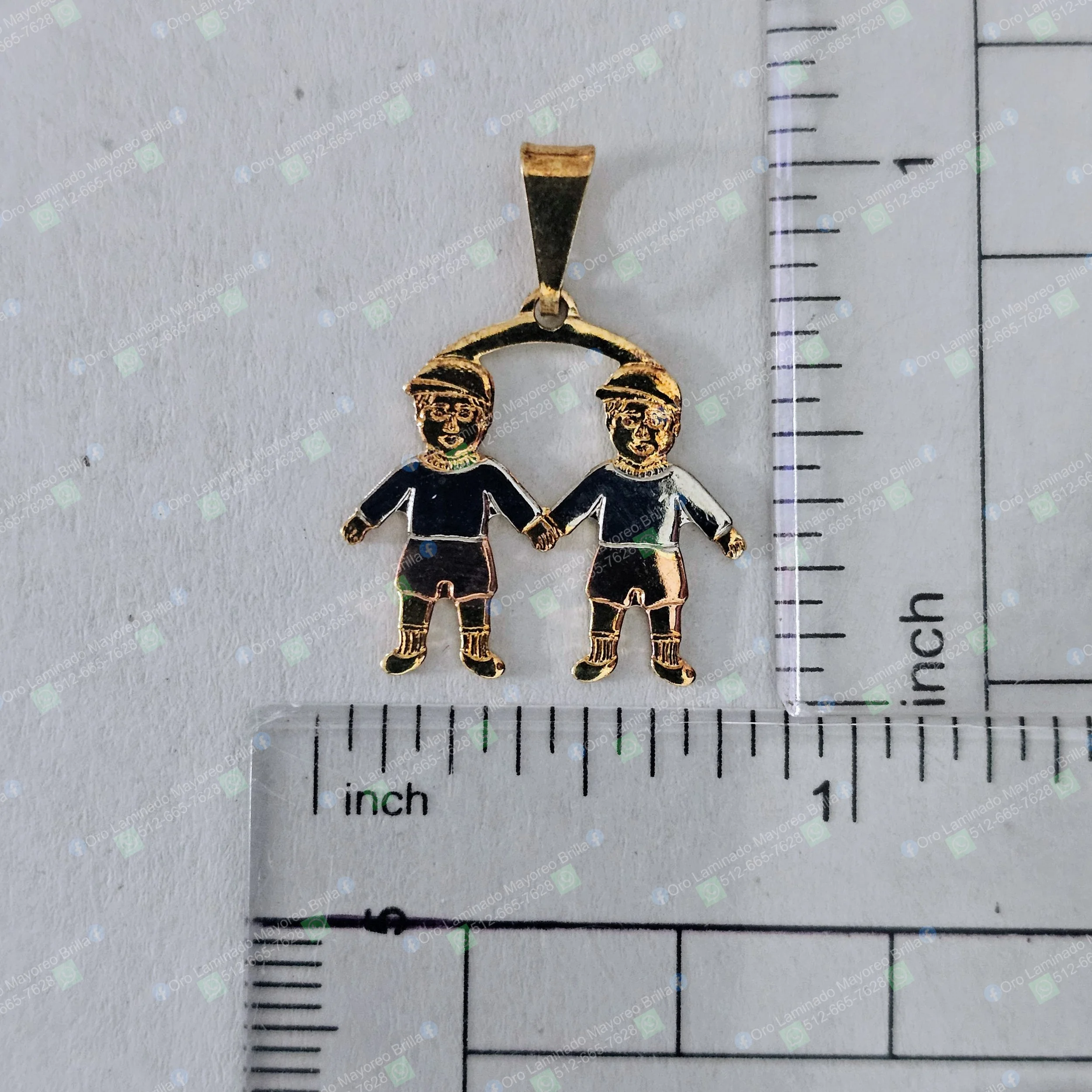 Dije de figura infantil color oro con esmalte negro mostrando dos niños de la mano | Gold color children figurine pendant with black enamel showing two children holding hands