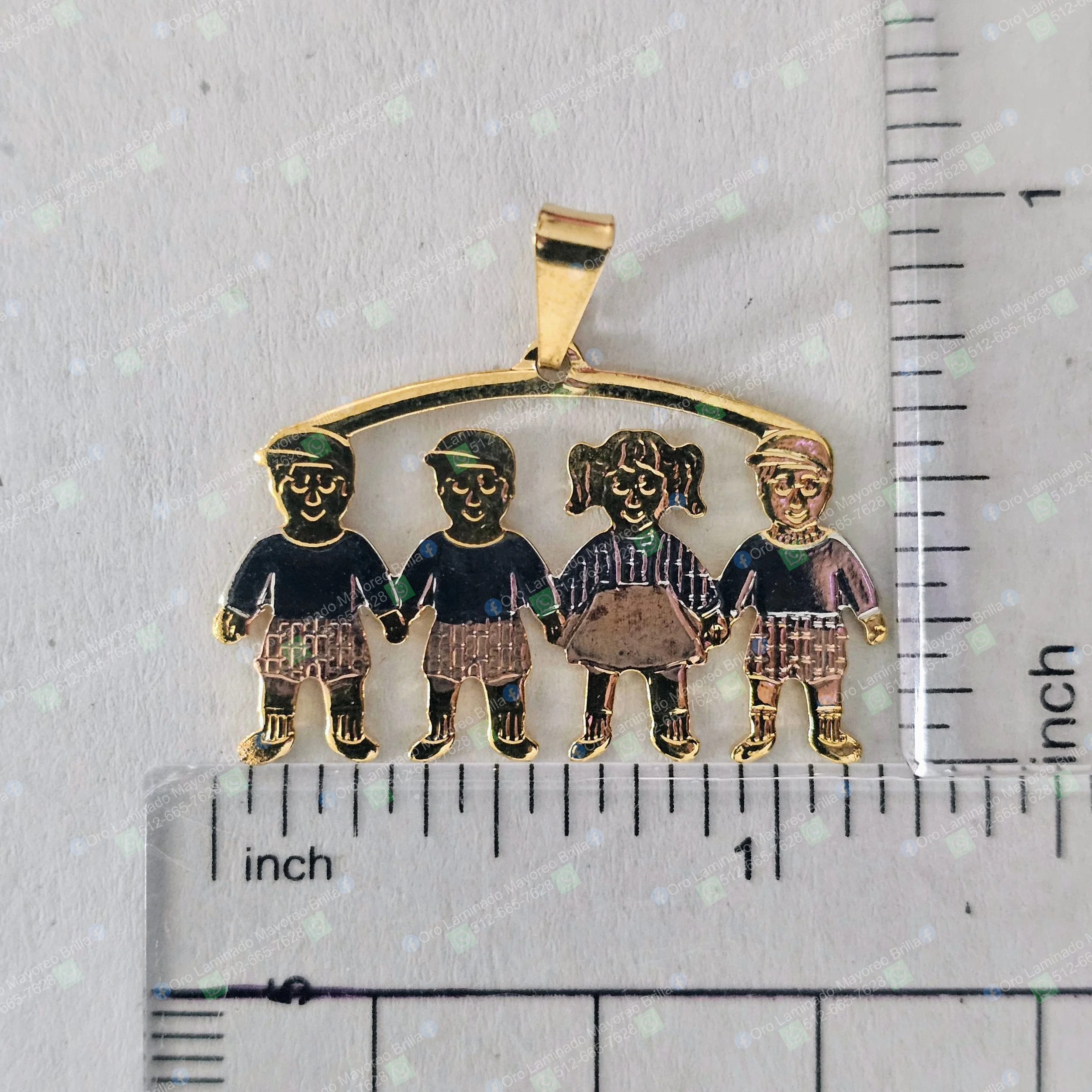 Dije niños tomados de la mano color oro con esmalte de colores | Gold color children holding hands pendant with colorful enamel details