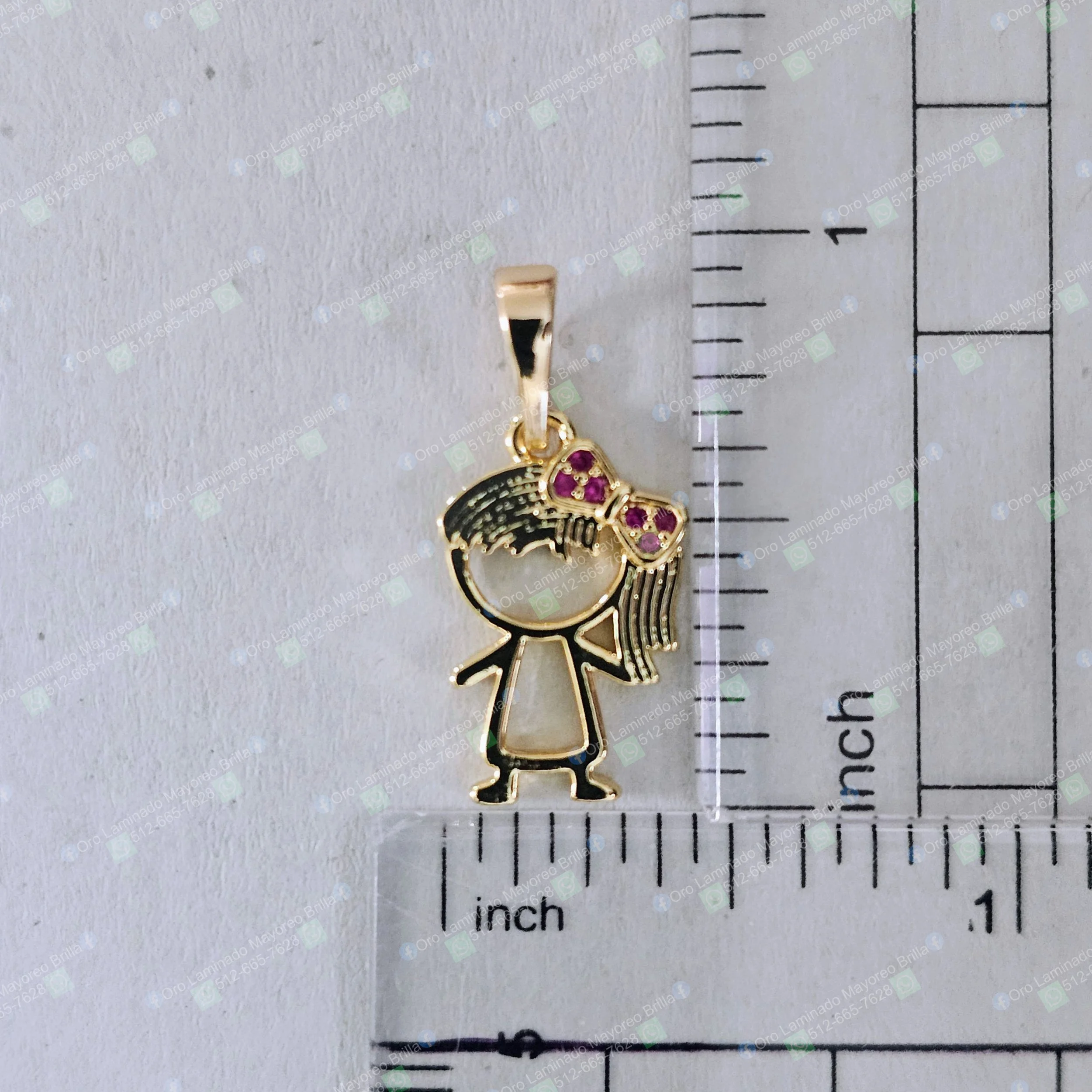 Dije de niña con lazo color oro con piedras decorativas rosas visibles | Gold color girl pendant with bow and visible pink decorative stones
