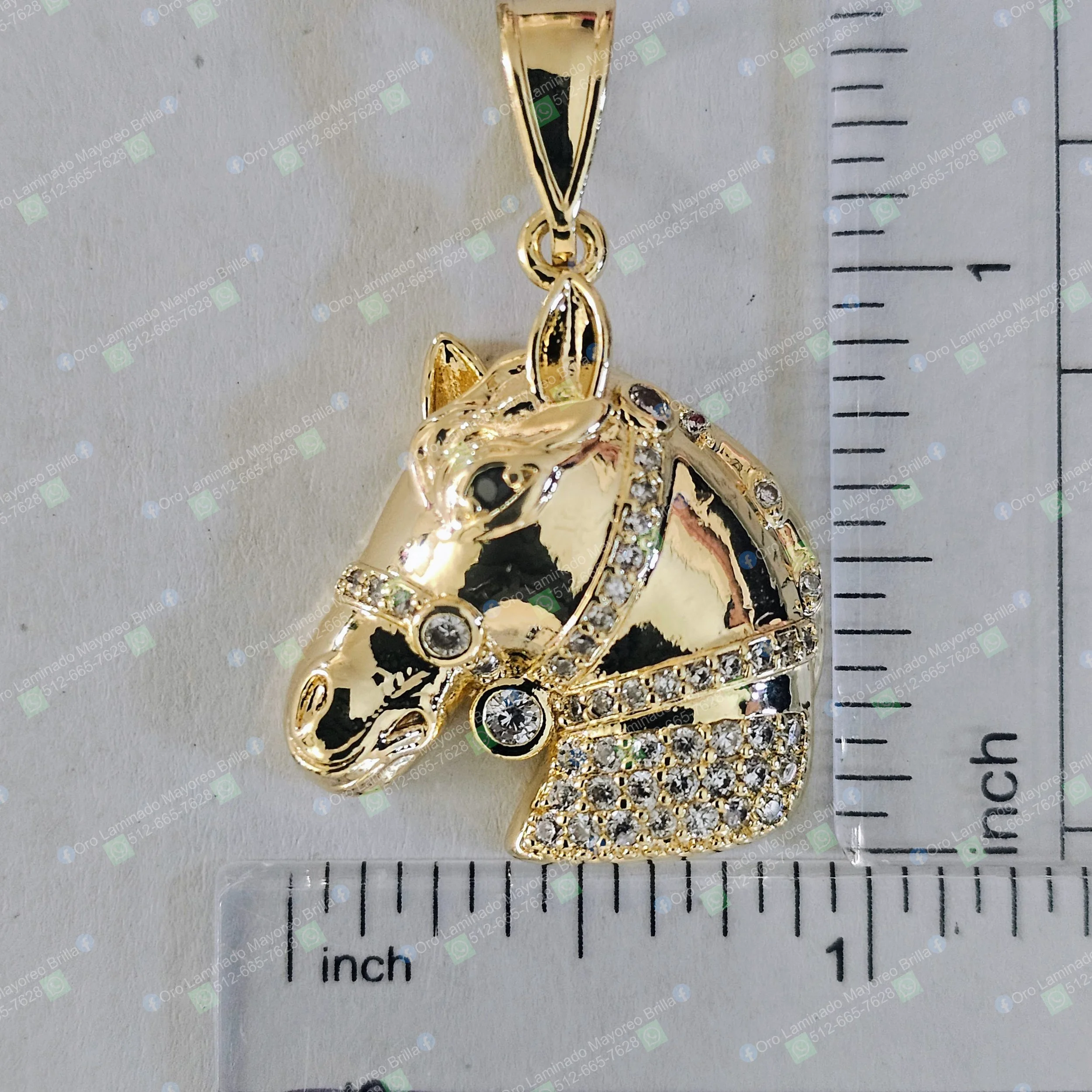 Dije cabeza de caballo color oro con piedras decorativas visibles | Gold color horse head pendant with visible decorative stones