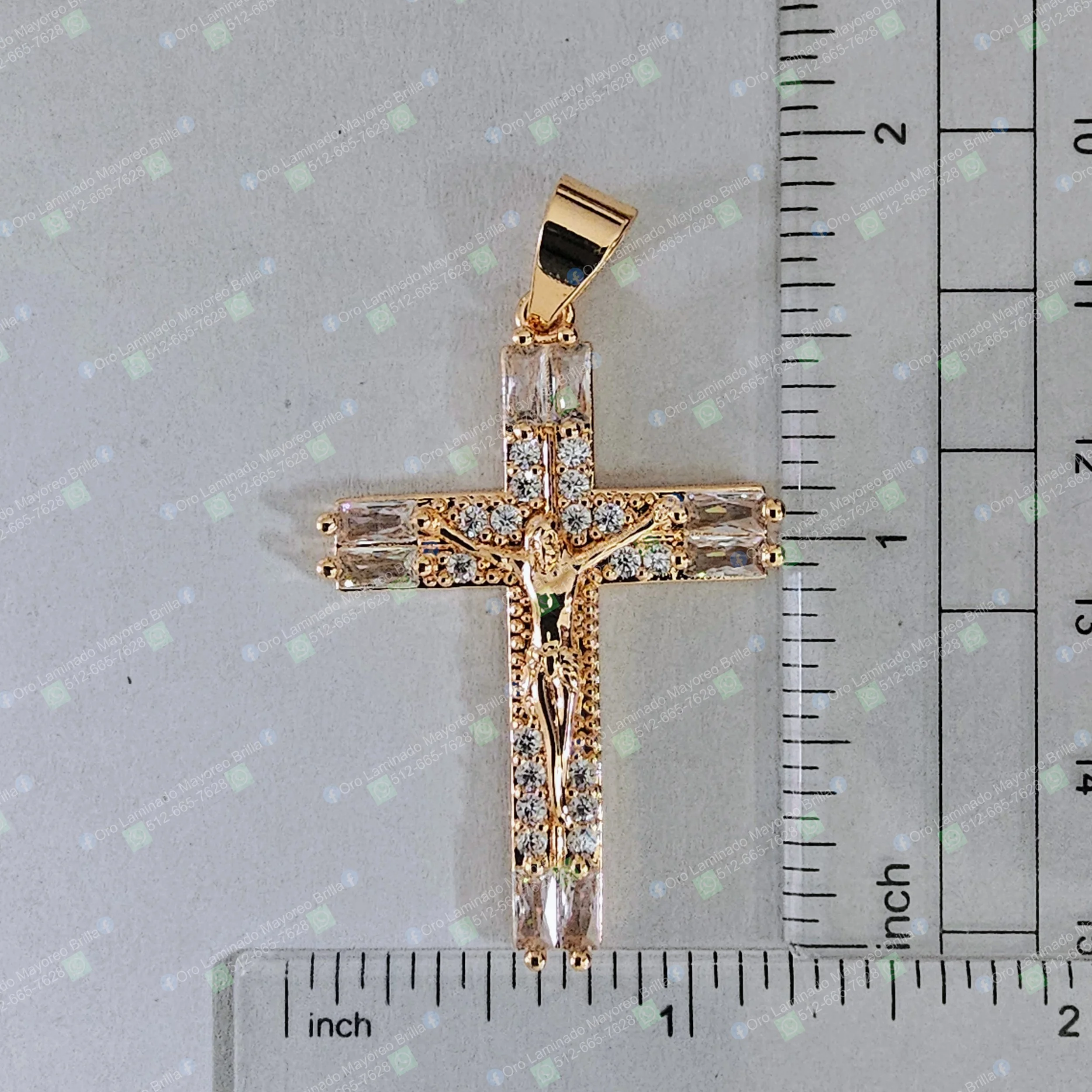 Dije de cruz color oro con Jesús y piedras decorativas visibles | Gold color cross pendant with Jesus and visible decorative stones