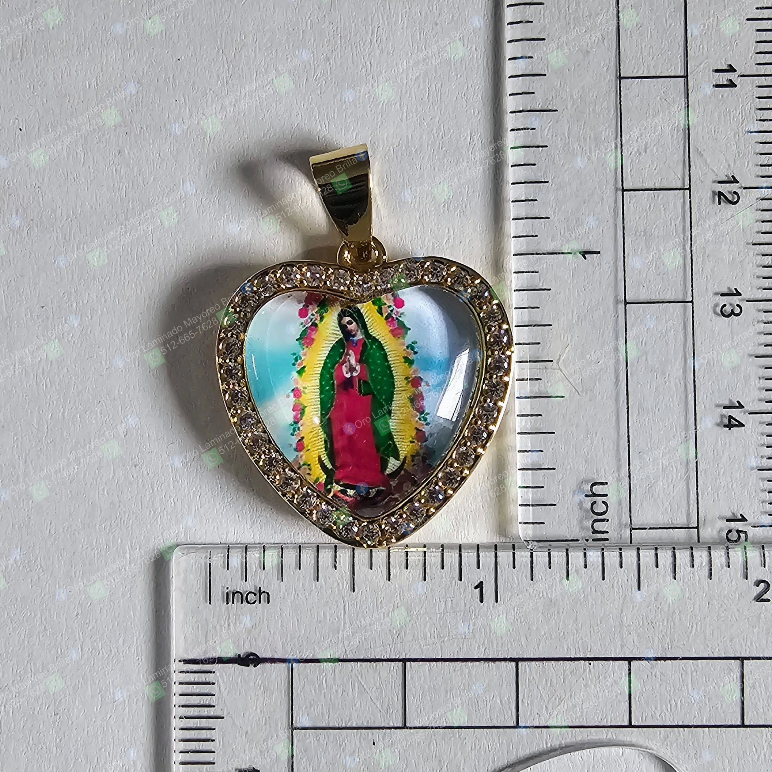 Dije corazón color oro con imagen Virgen de Guadalupe y piedras decorativas visibles | Gold color heart pendant with Virgin of Guadalupe image and visible decorative stones