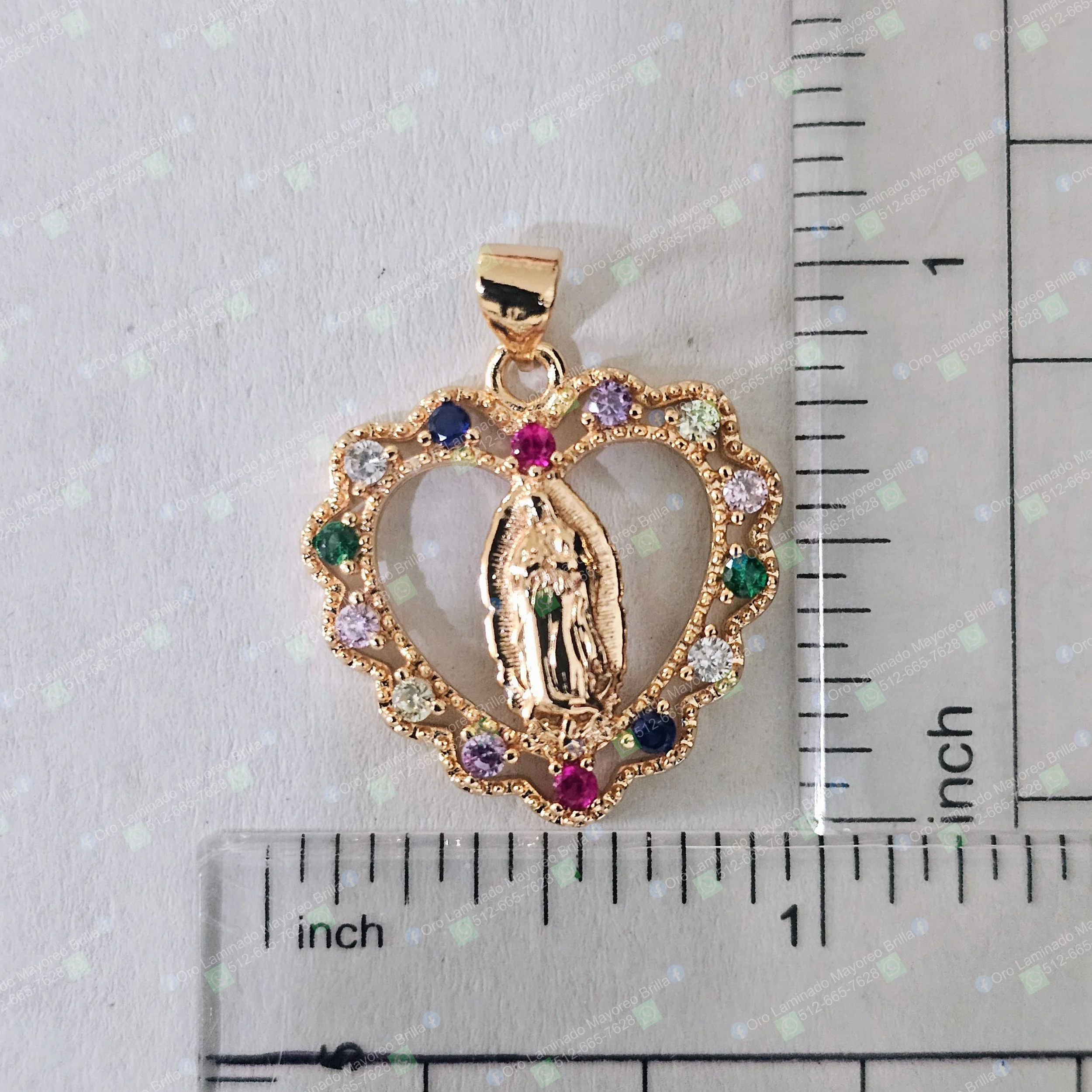 Dije Virgen en corazón color oro con piedras decorativas visibles | Gold color Virgin Mary heart pendant with visible decorative stones