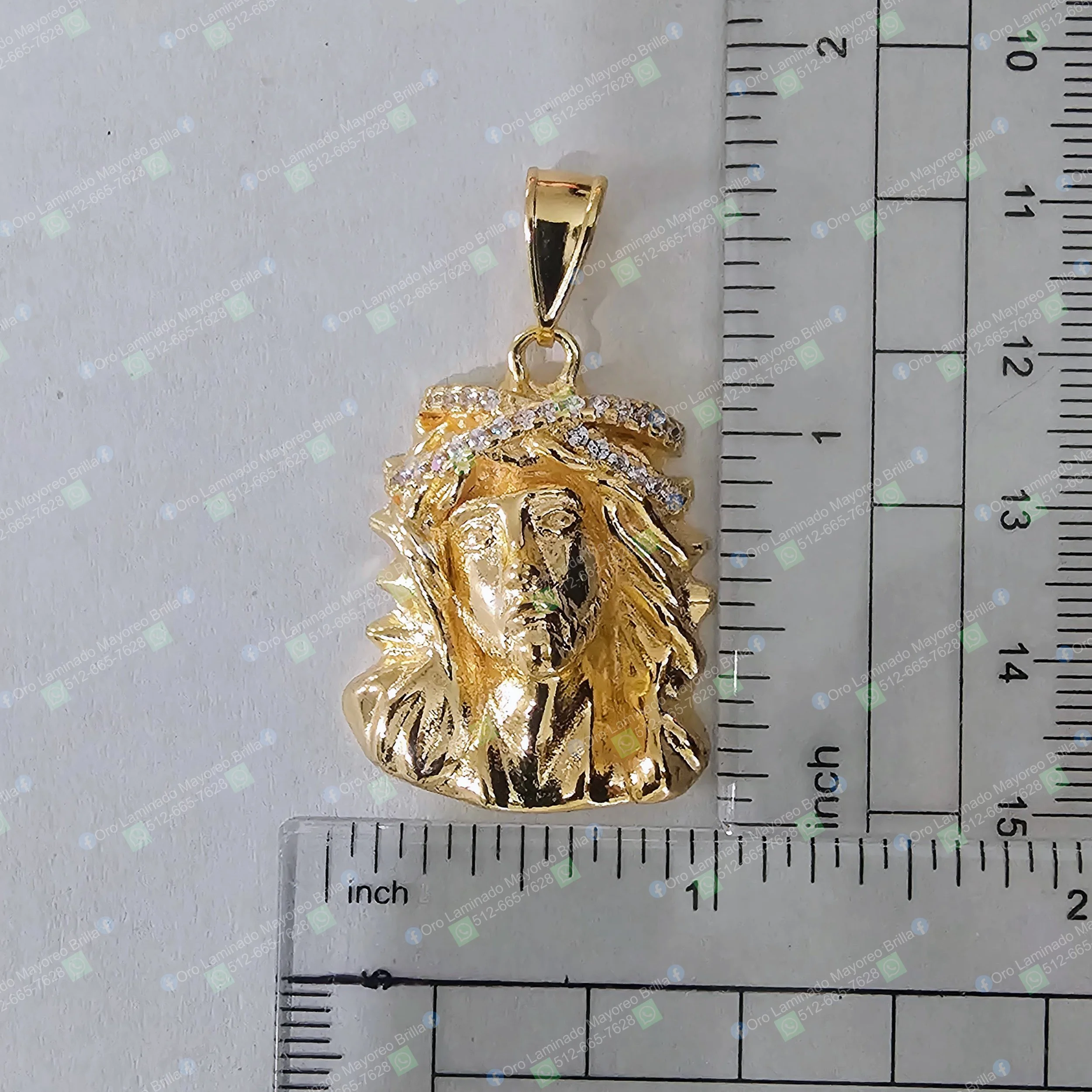 Dije de Jesús color oro con piedras decorativas visibles y diseño rectangular | Gold color Jesus pendant with visible decorative stones and rectangular design