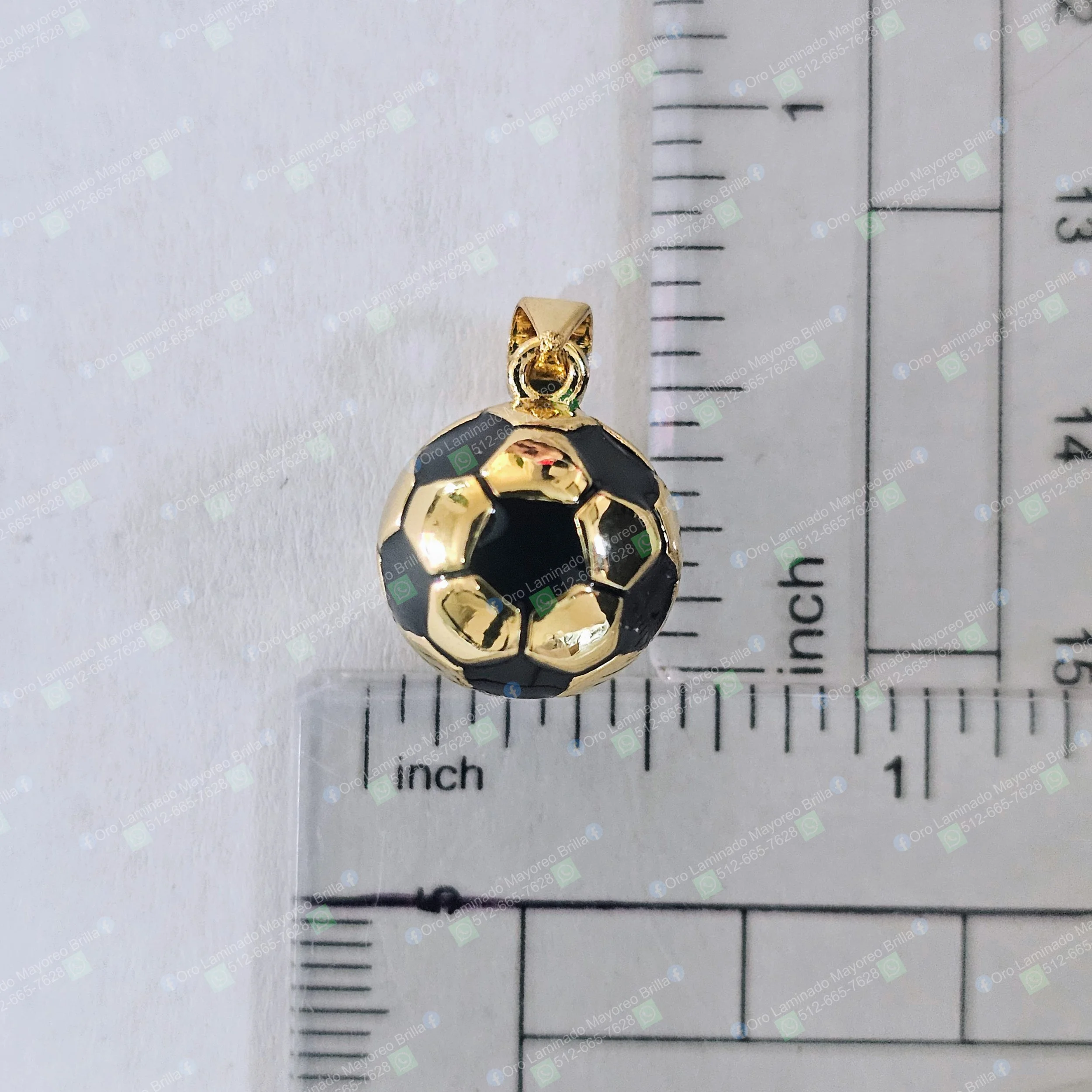 Dije balón de futbol color oro con detalles en esmalte negro | Gold color soccer ball pendant with black enamel details