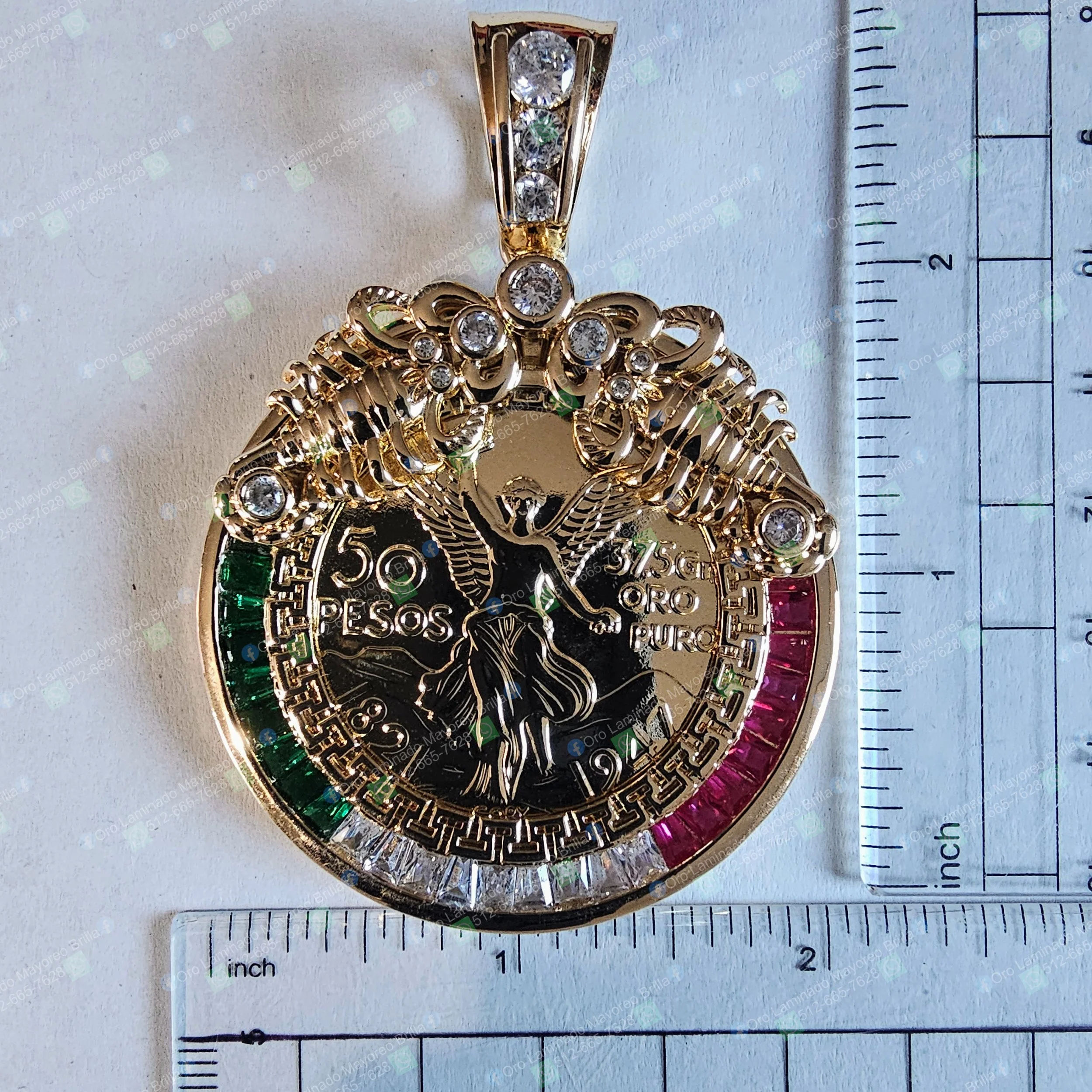 Dije moneda Centenario 50 pesos con águila y piedras verde blanco rojo color oro | 50 pesos centenario coin pendant with eagle and tricolor stones gold color