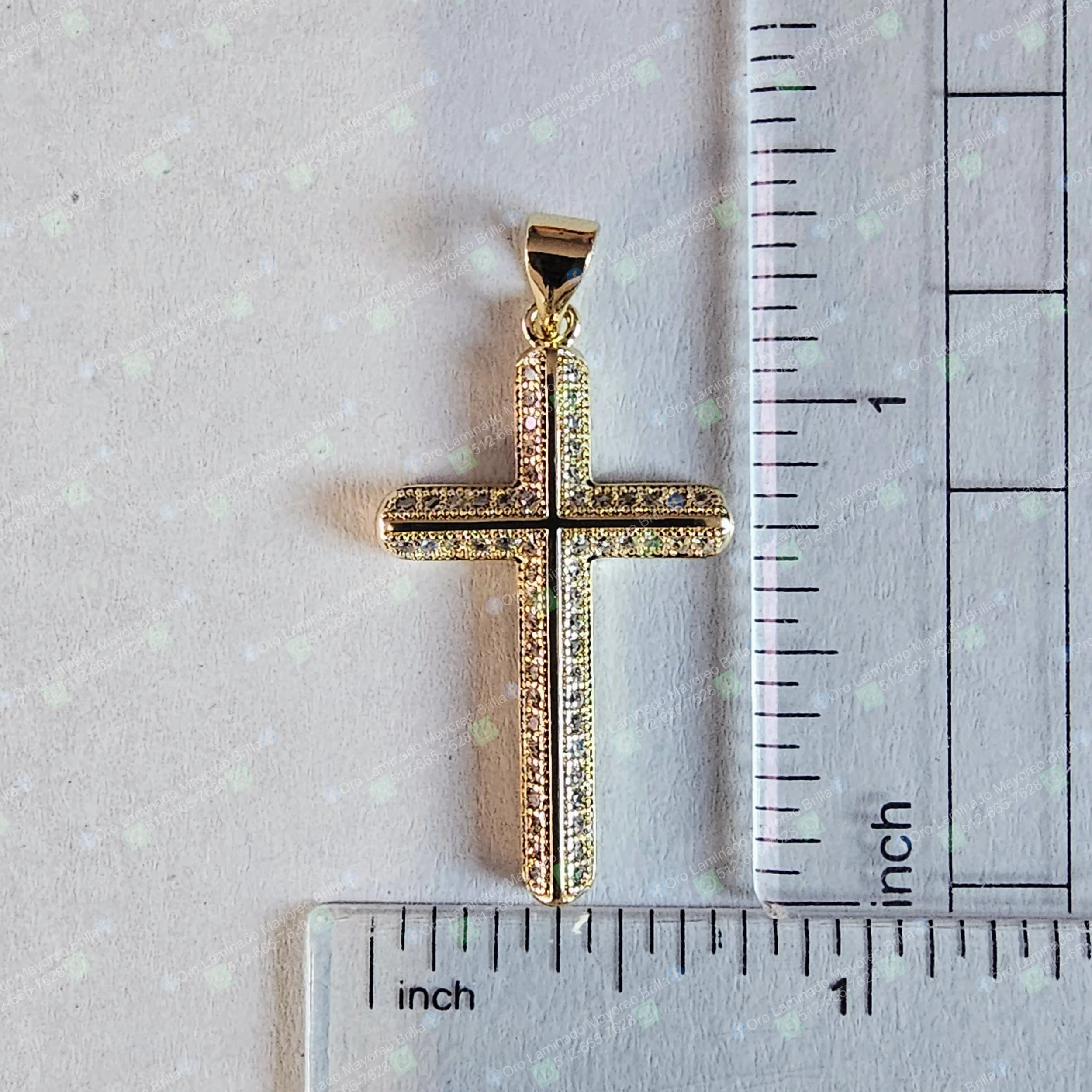 Dije cruz color oro con piedras decorativas visibles | Gold color cross pendant with visible decorative stones