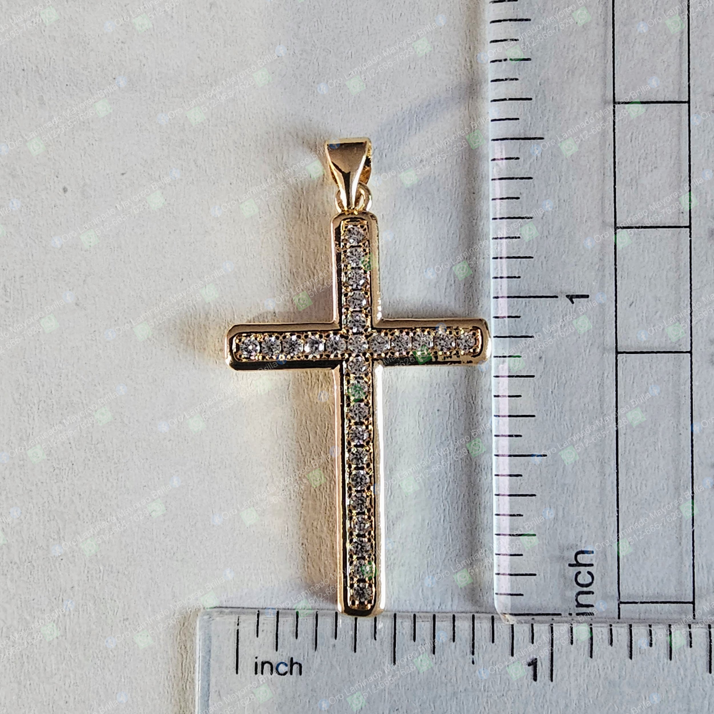 Dije cruz color oro con piedras decorativas visibles | Gold color cross pendant with visible decorative stones