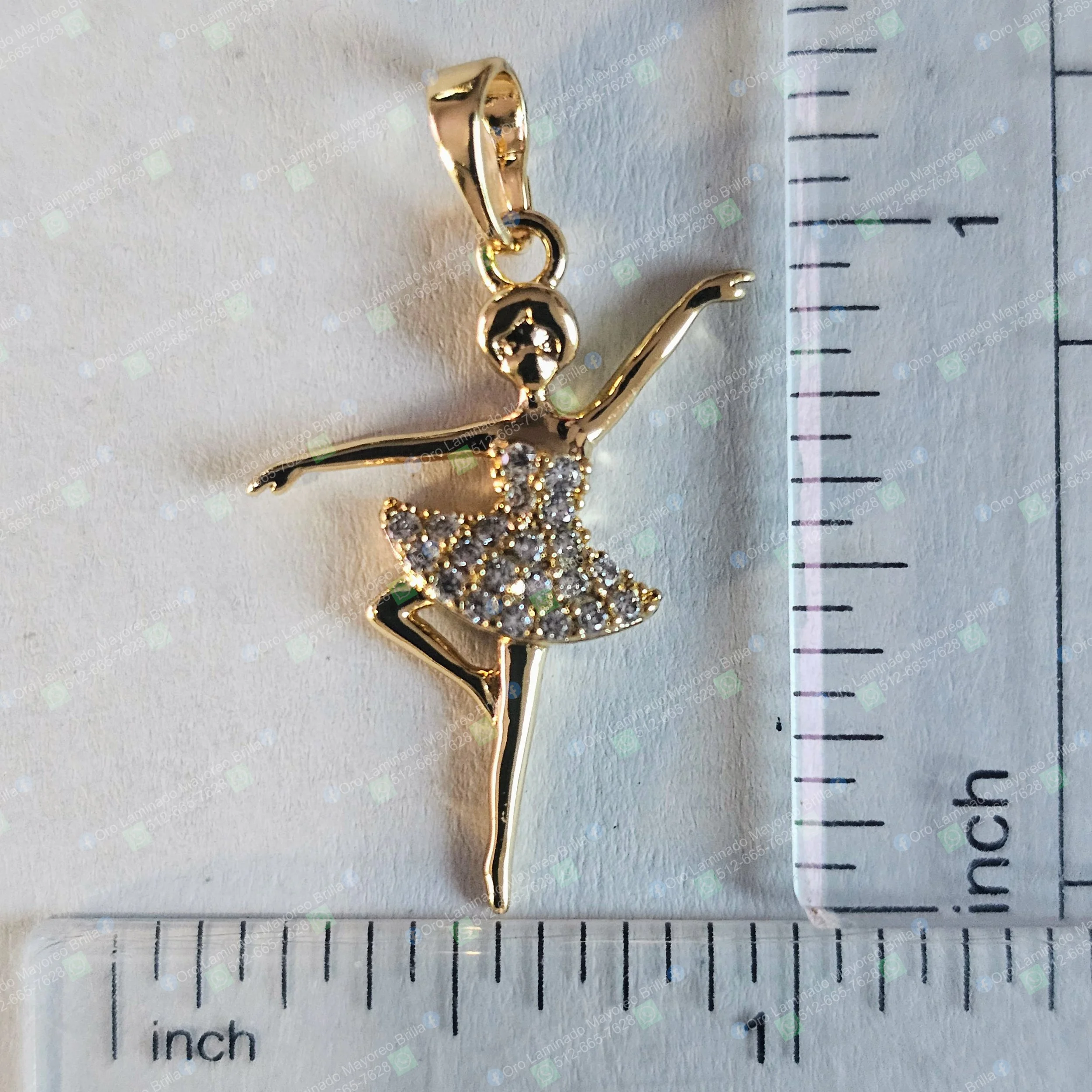 Dije bailarina color oro con vestido decorado con piedras visibles | Gold color ballerina pendant with dress decorated with visible stones