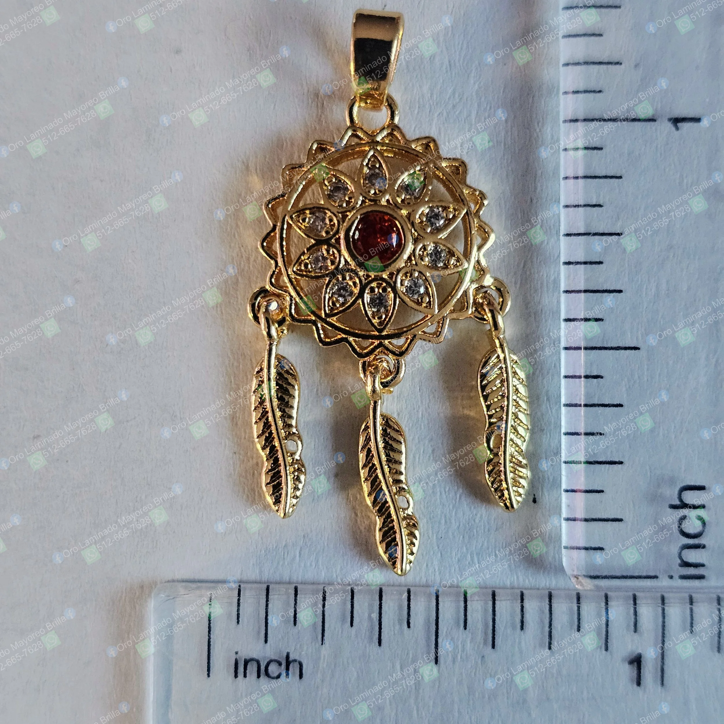 Dije atrapasueños color oro con piedras decorativas visibles y plumas colgantes | Gold color dreamcatcher pendant with visible decorative stones and hanging feathers