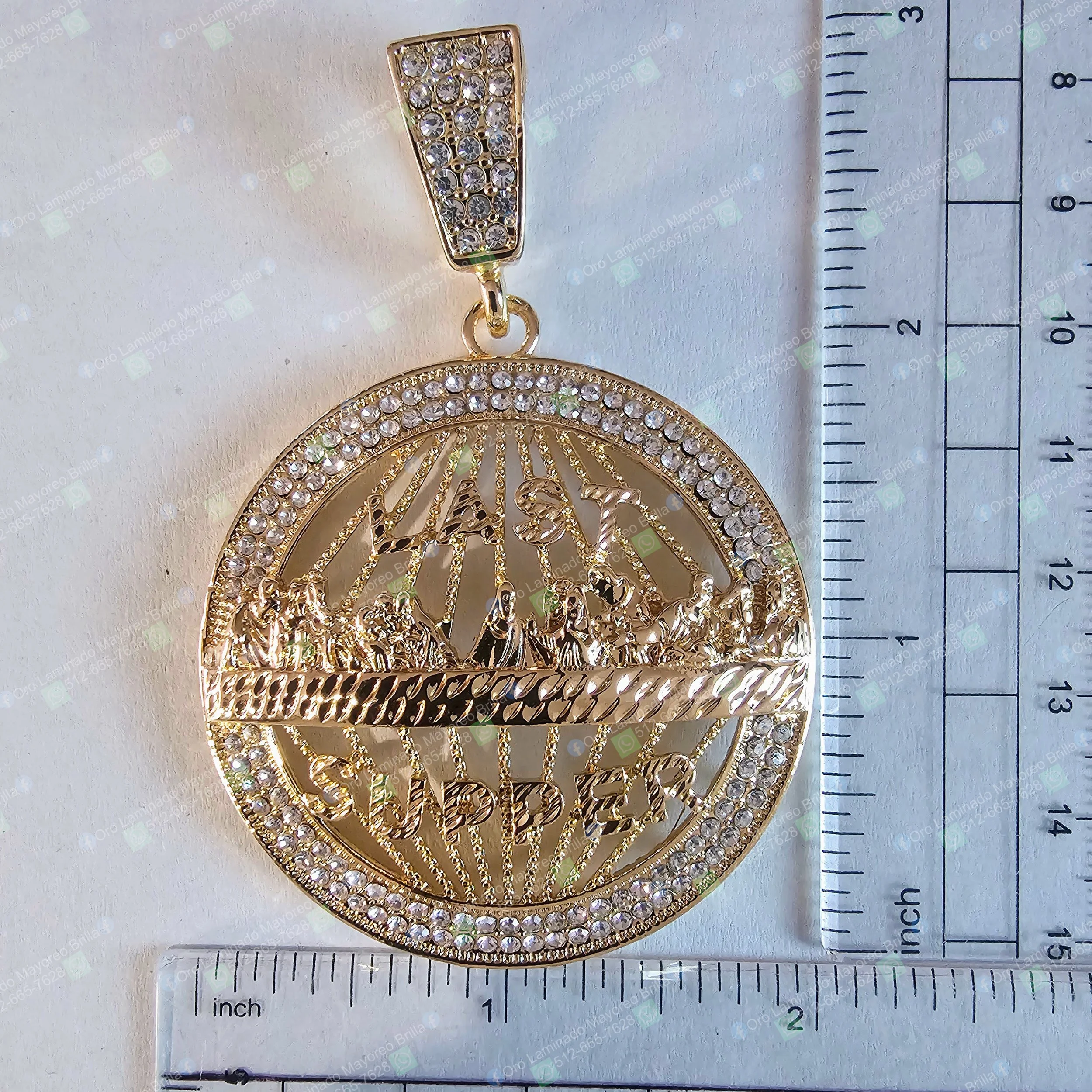 Dije Última Cena redondo color oro con piedras decorativas visibles | Round gold color Last Supper pendant with visible decorative stones