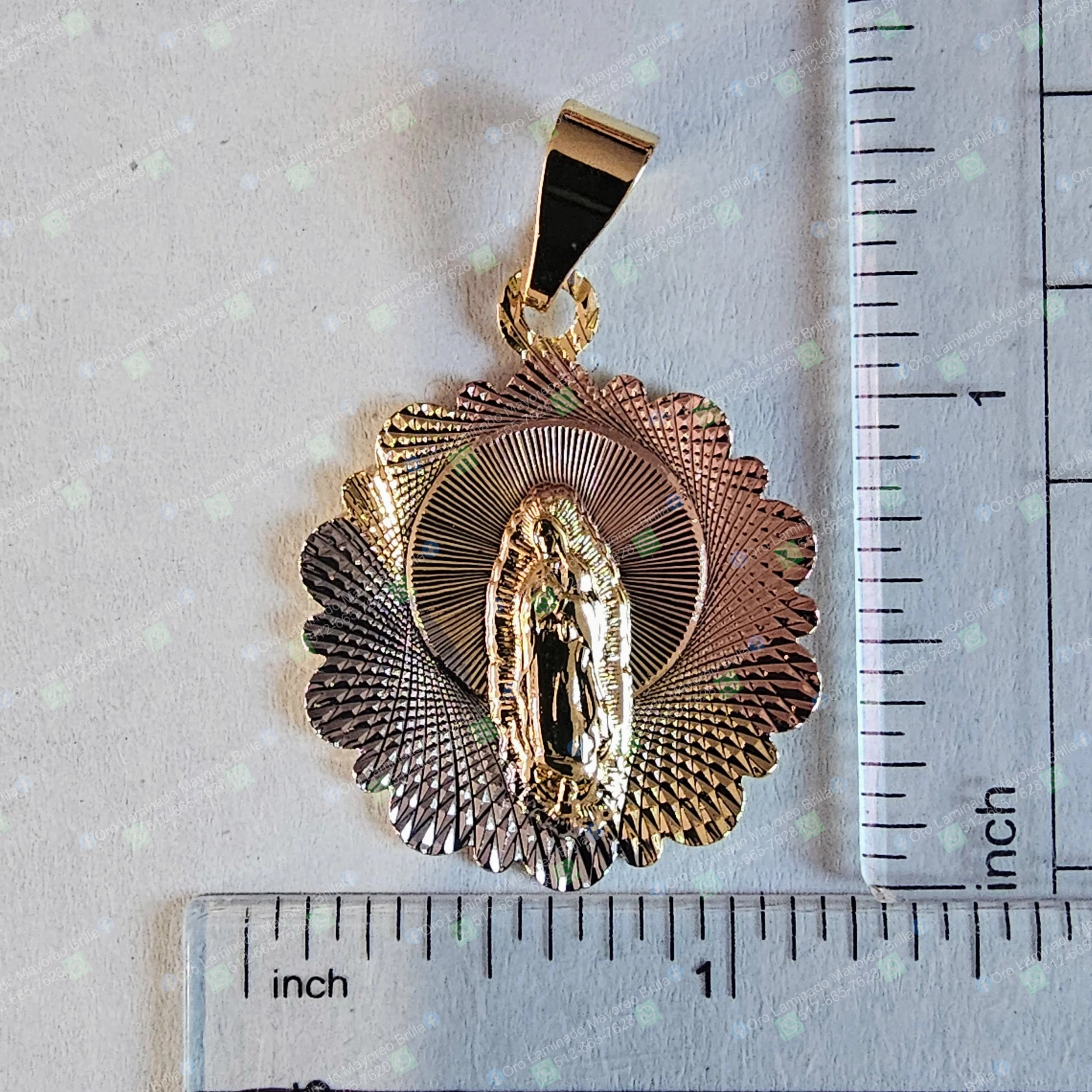 Dije Virgen de Guadalupe en forma de flor diamantada tres tonos color oro | Virgin of Guadalupe flower diamond cut three tone gold color pendant