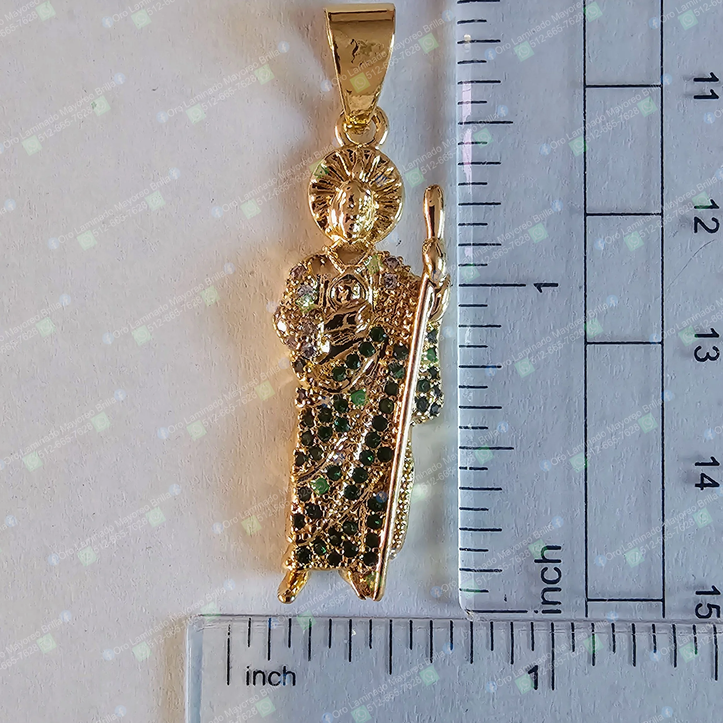 Dije San Judas Tadeo con bastón y piedras verdes color oro | Saint Jude pendant with staff and green stones gold color