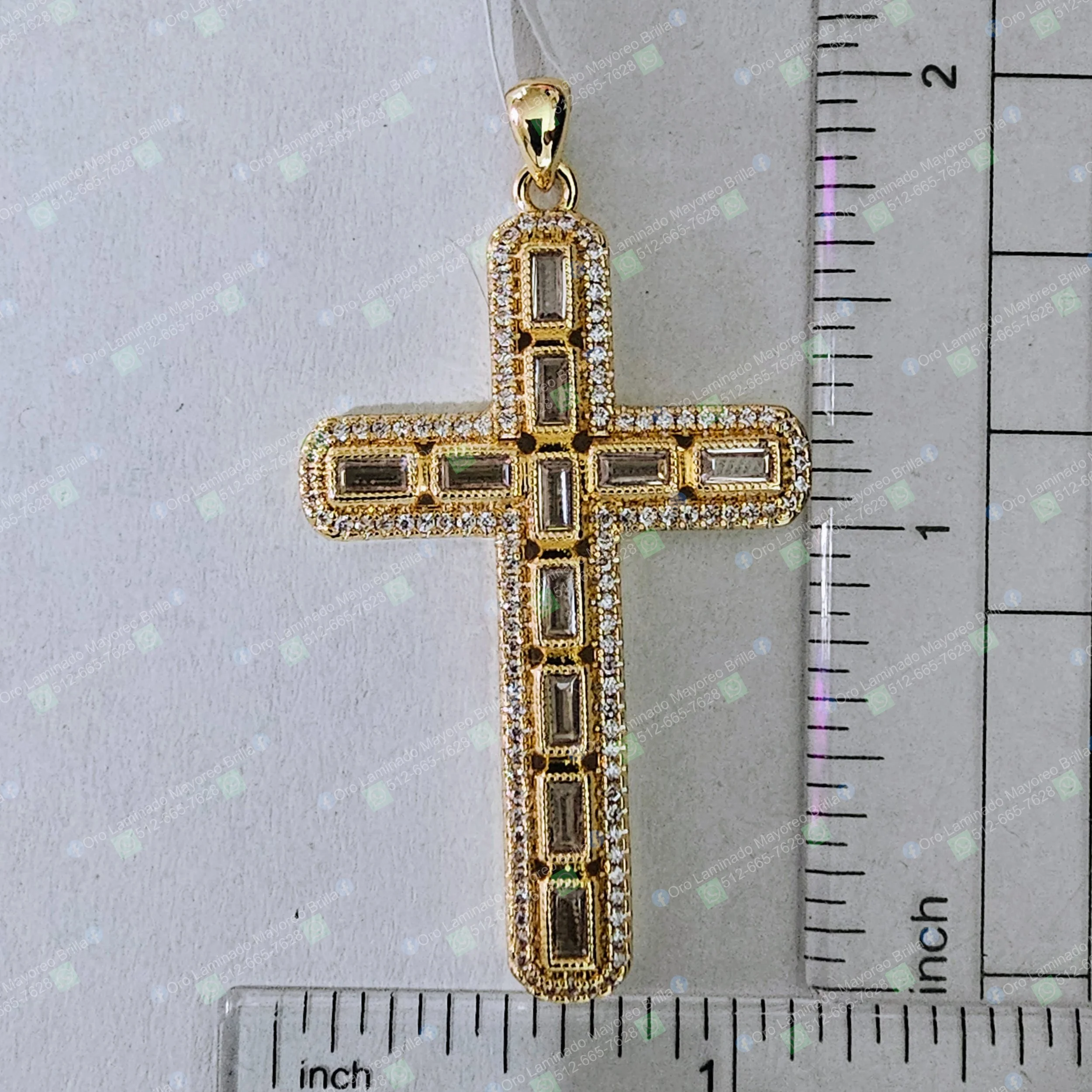 Dije cruz color oro con piedras decorativas visibles y diseño rectangular | Gold color cross pendant with visible decorative stones and rectangular design