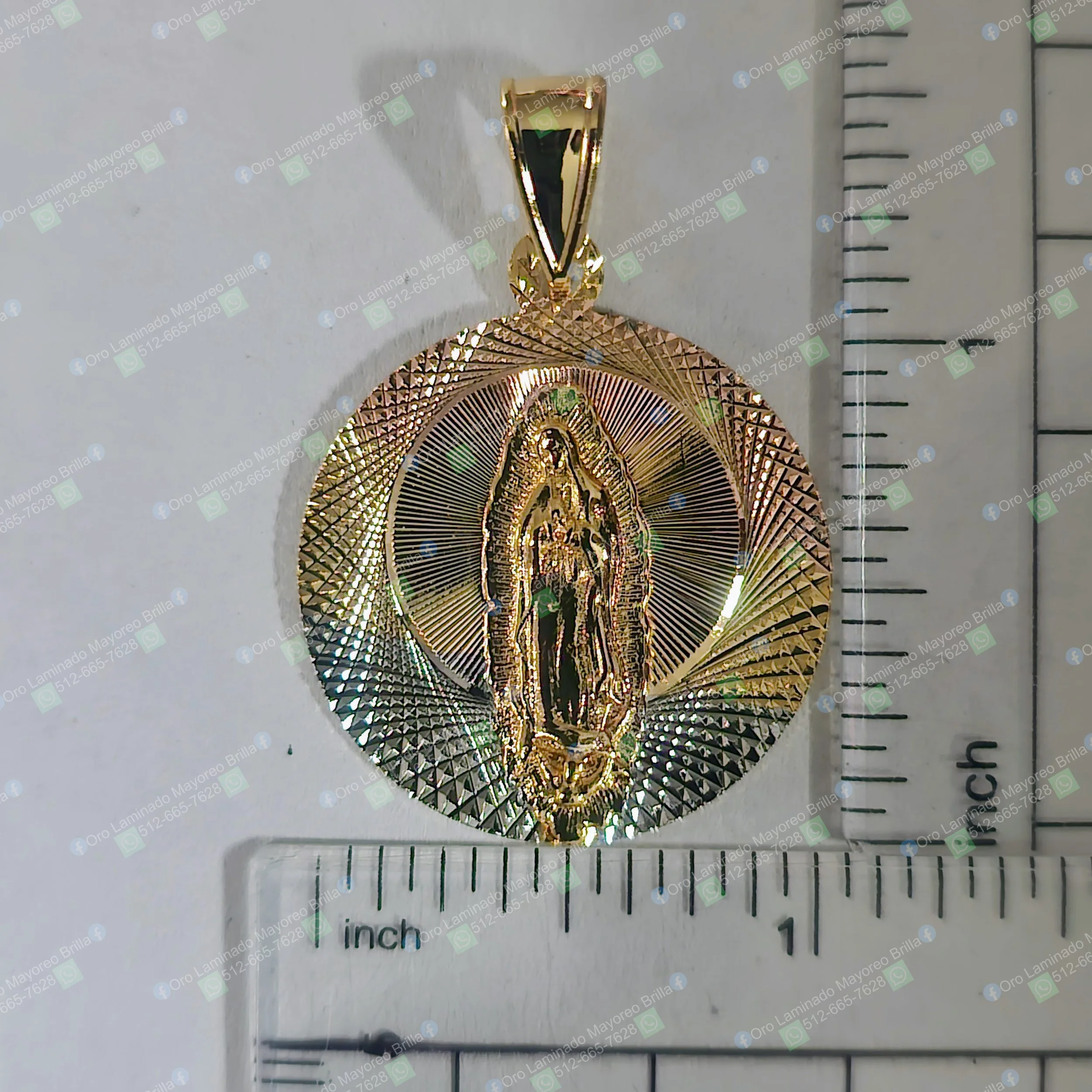 Dije redondo Virgen de Guadalupe diamantado tres tonos color oro | Round Virgin of Guadalupe diamond cut three tone gold color pendant
