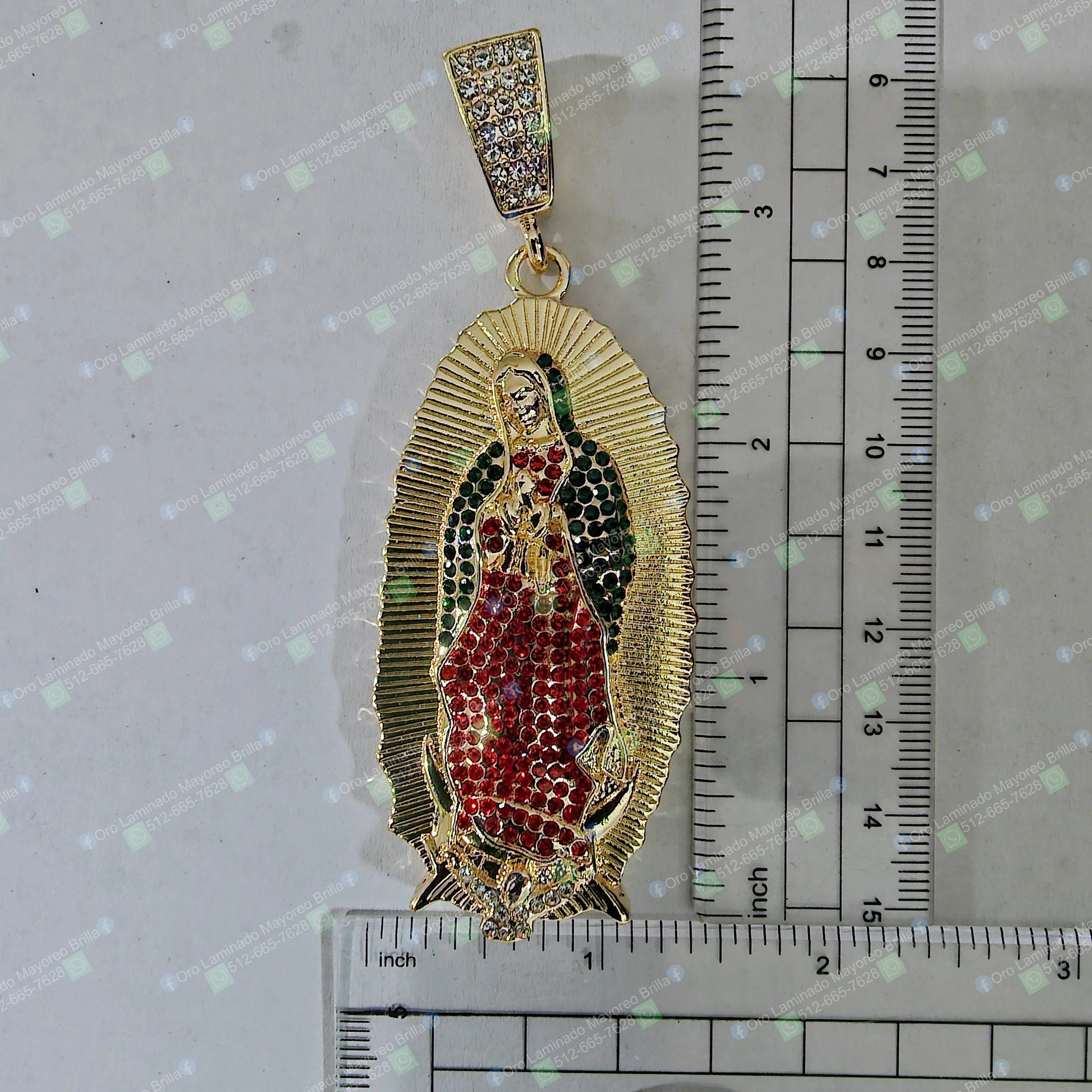 Dije Virgen de Guadalupe color oro con piedras decorativas rojas y verdes visibles | Gold color Virgin of Guadalupe pendant with visible red and green decorative stones