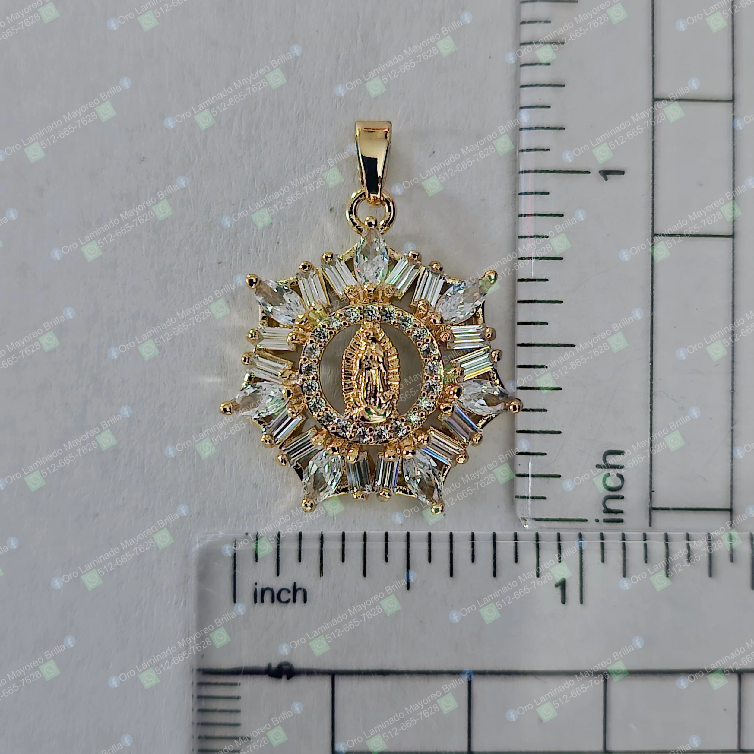 Dije Virgen de Guadalupe en estrella color oro con piedras decorativas visibles | Gold color Our Lady of Guadalupe starburst pendant with visible decorative stones