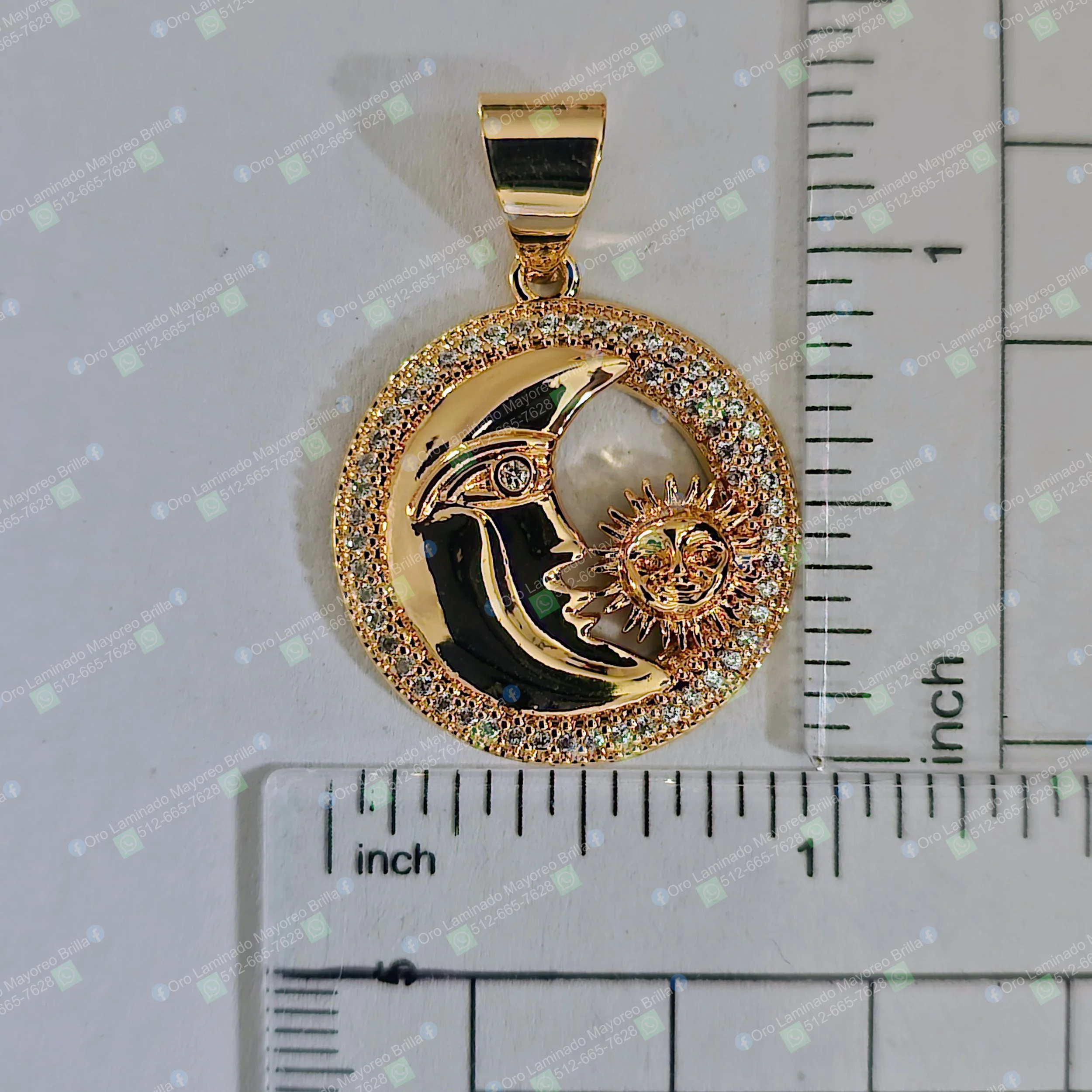 Dije de luna y sol color oro con piedras decorativas visibles y diseño redondo | Gold color moon and sun pendant with visible decorative stones and round design