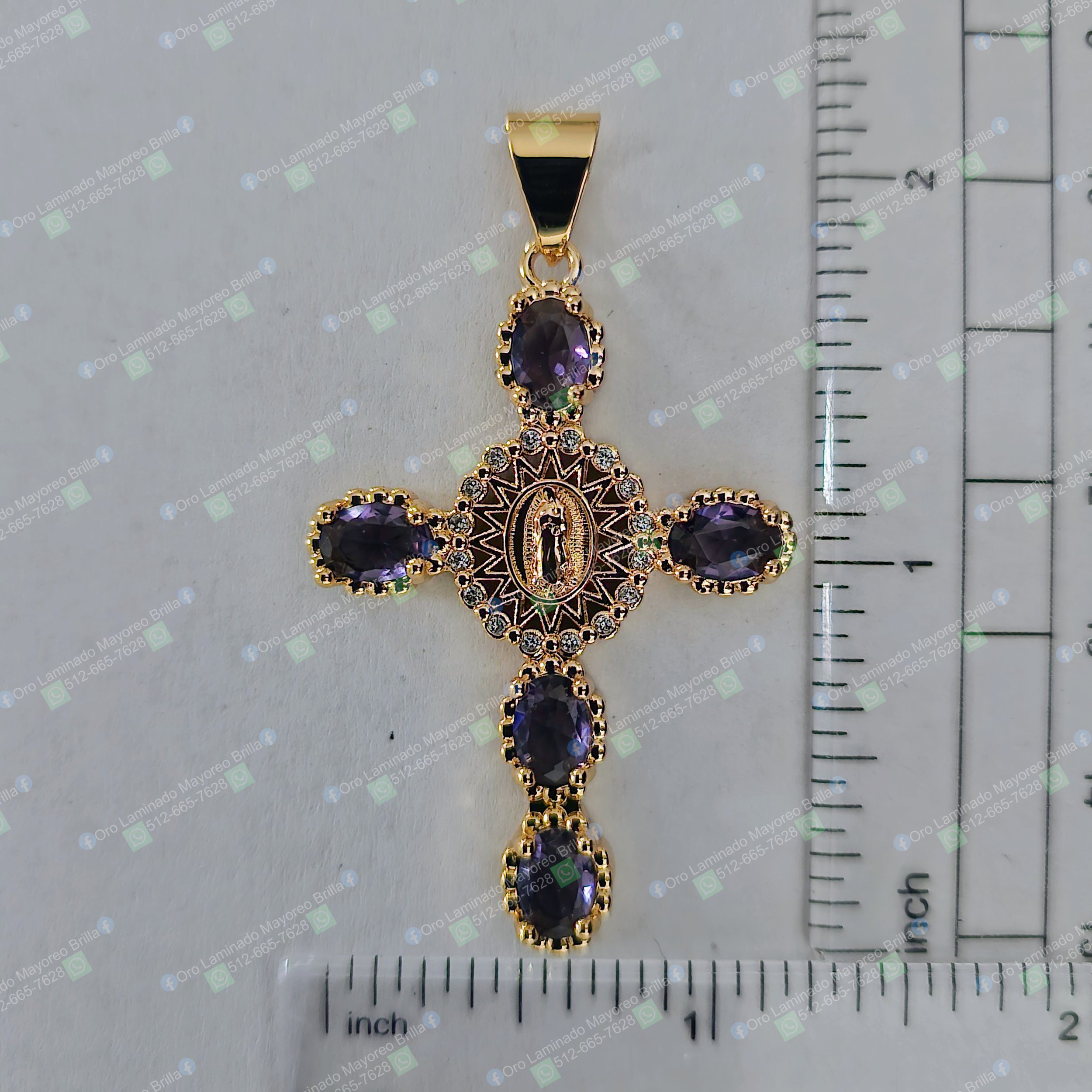 Dije de la Virgen en cruz color oro con piedras moradas facetadas y detalles claros | Gold color Virgin Mary cross pendant with faceted purple stones and clear decorative details