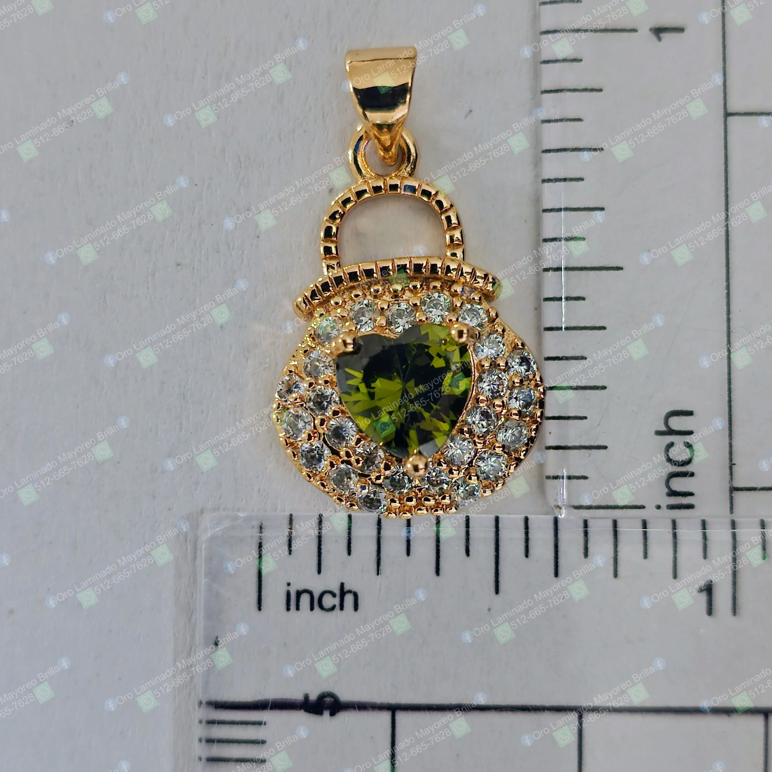 Dije de corazon color oro con piedra verde en el centro y zirconias visibles | Gold color heart pendant with green stone center and visible zirconia accents