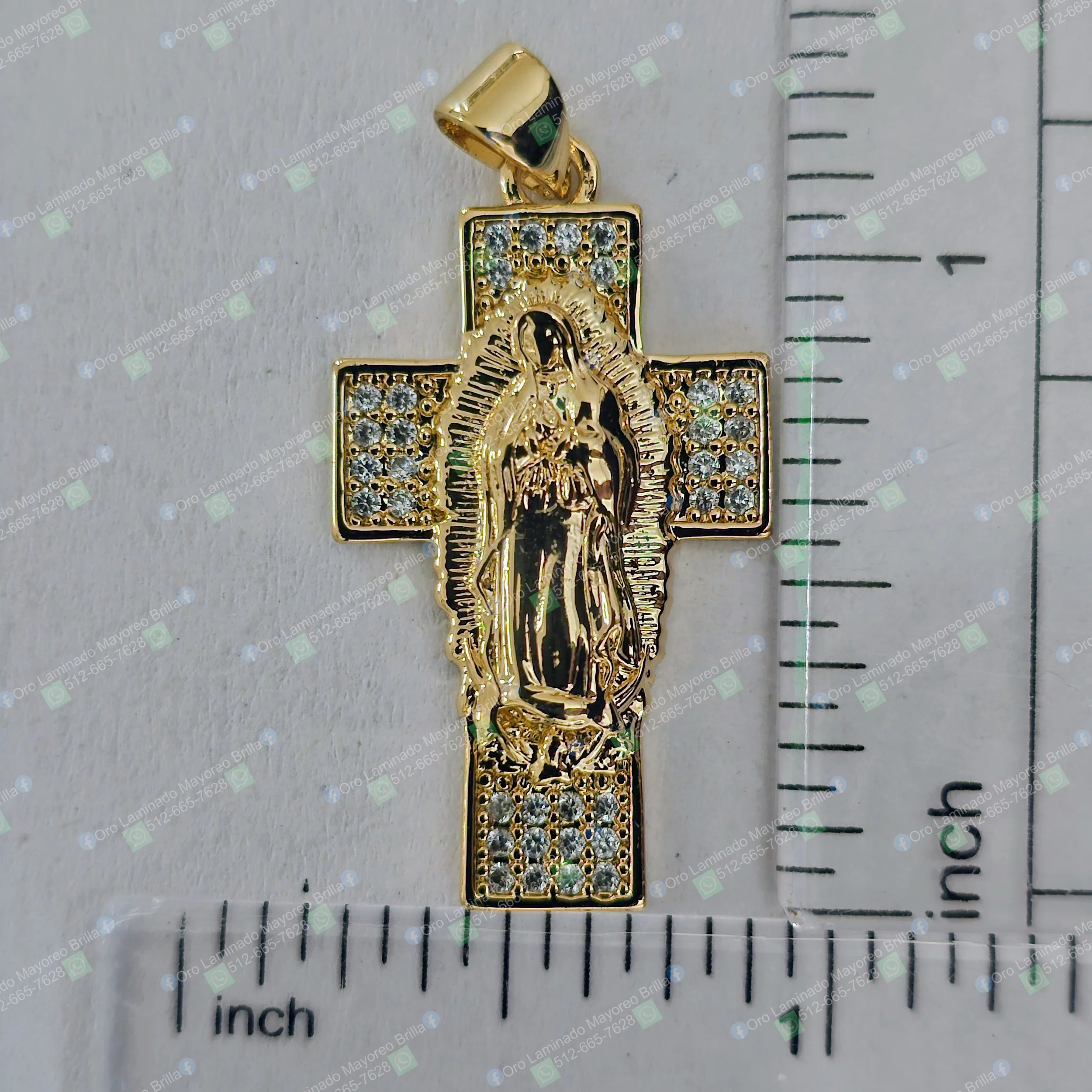 Dije Virgen de Guadalupe en cruz color oro con piedras decorativas visibles | Gold color Virgin of Guadalupe cross pendant with visible decorative stones