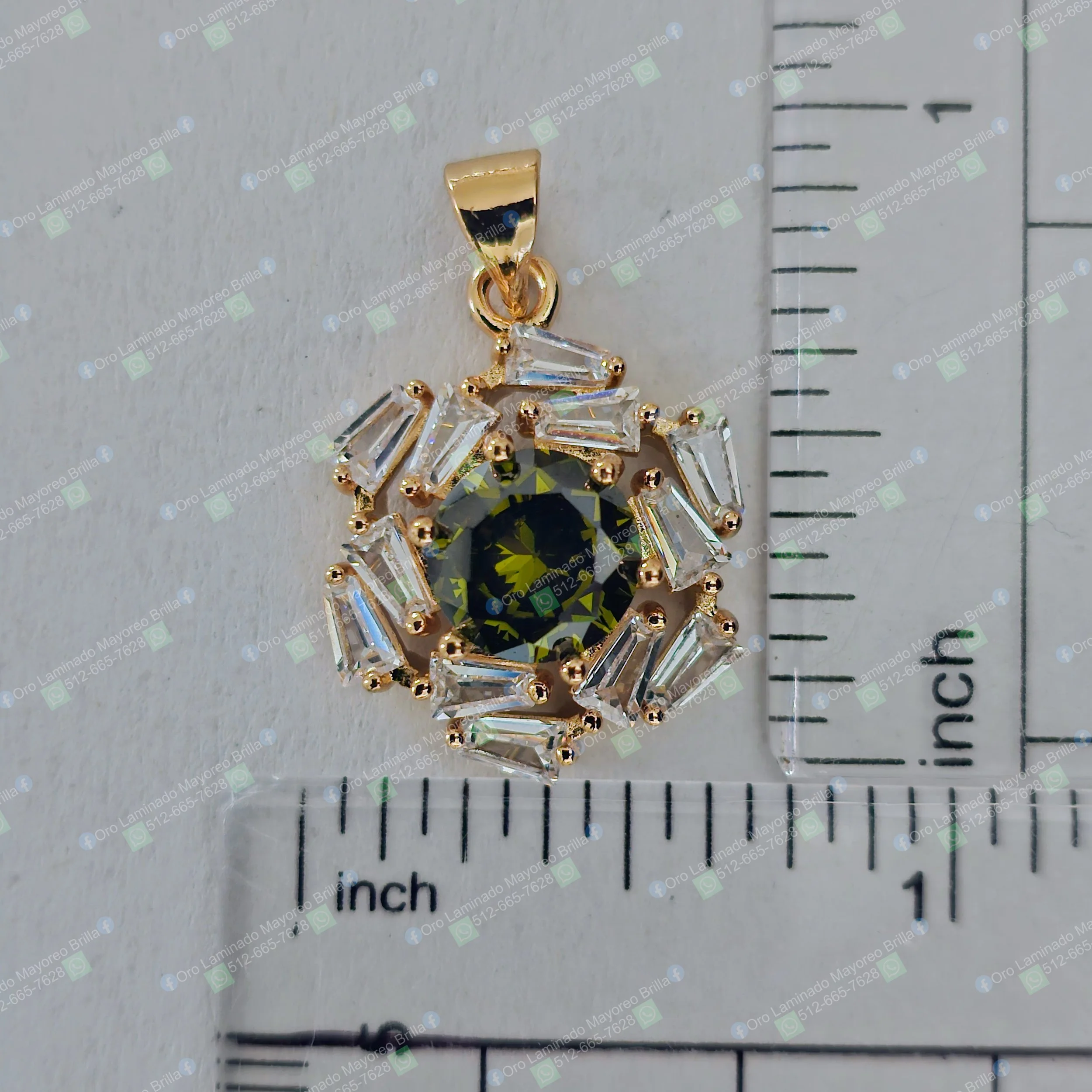 Dije redondo color oro con piedra facetada oscura y piedras decorativas visibles | Round gold color pendant with dark faceted stone and visible decorative stones