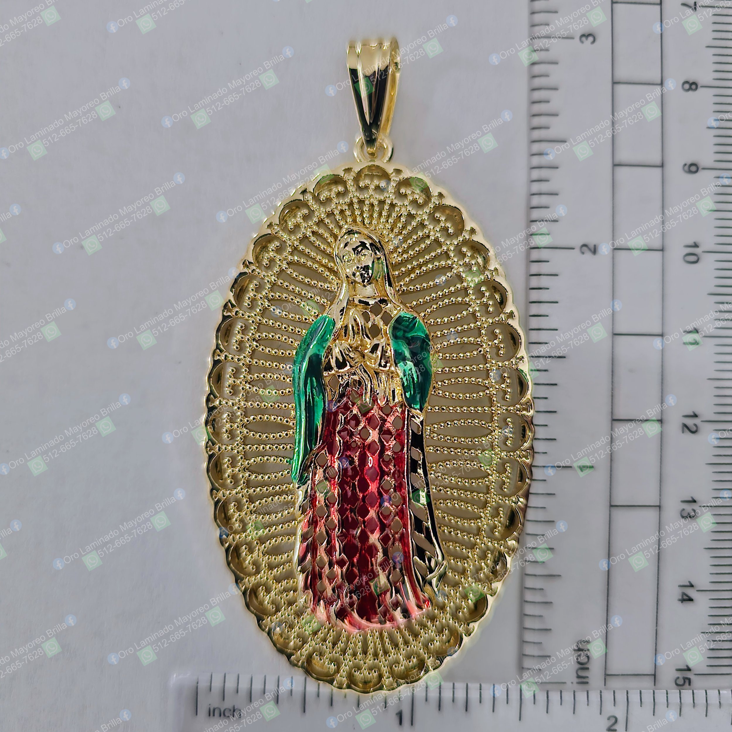 Dije Virgen de Guadalupe color oro con esmalte rojo y verde visible y detalles grabados | Gold color Our Lady of Guadalupe pendant with visible red and green enamel and engraved details