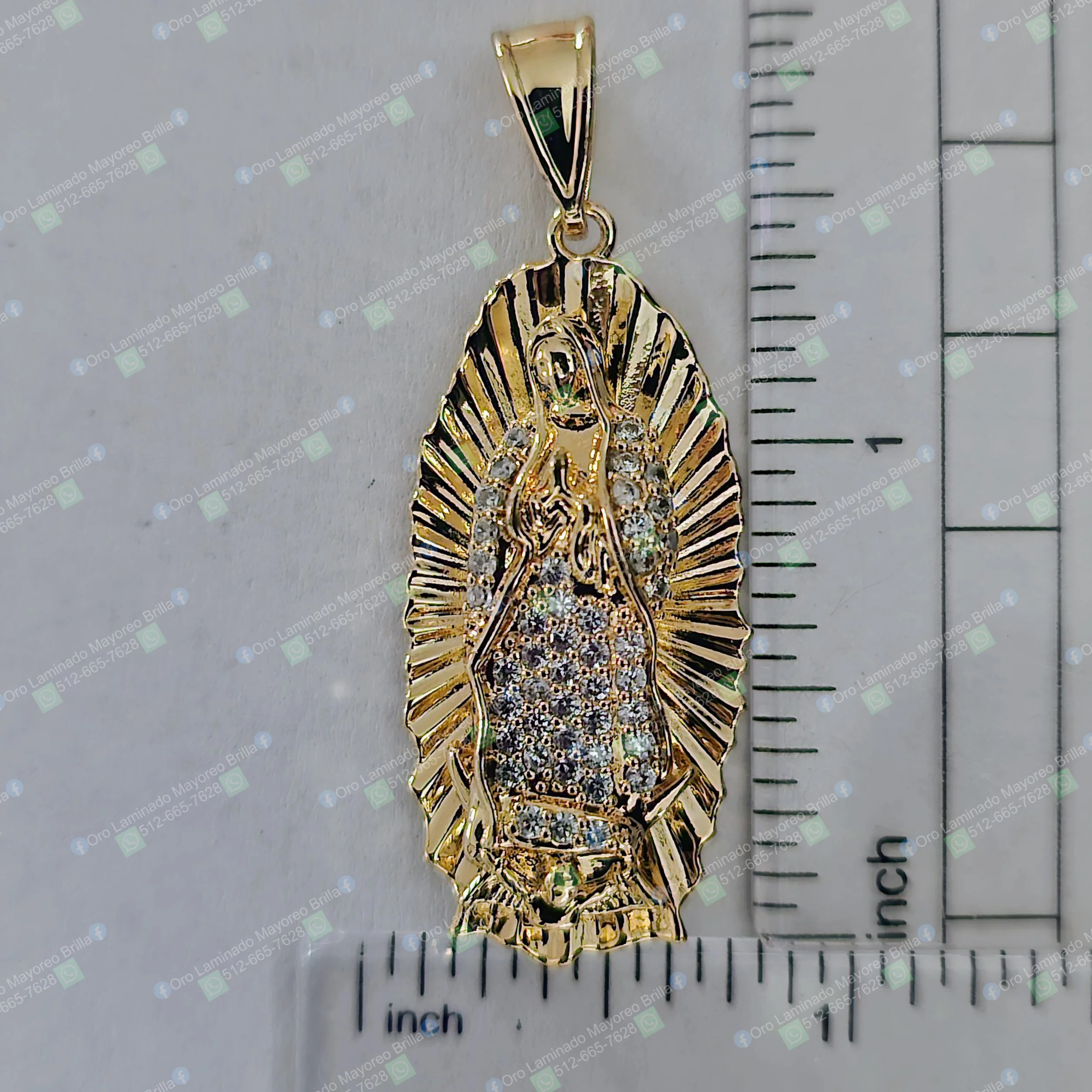 Dije Virgen de Guadalupe color oro con piedras decorativas visibles y diseño ovalado | Gold color Virgin of Guadalupe pendant with visible decorative stones and oval design